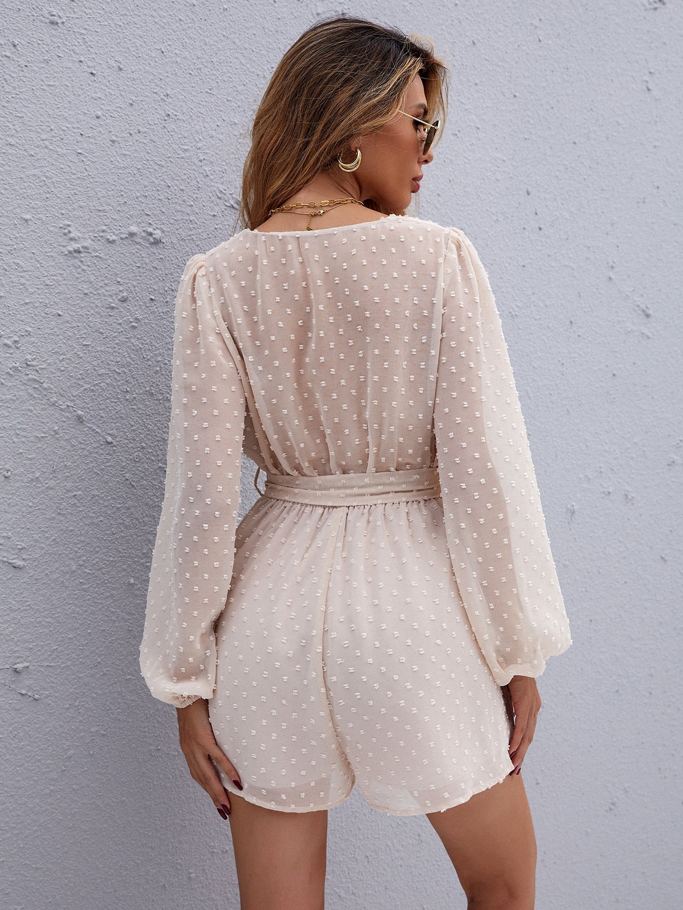 Chiffon Jumpsuit mit überlappendem Kragen, Laternenärmeln, Gürtel, Punkten