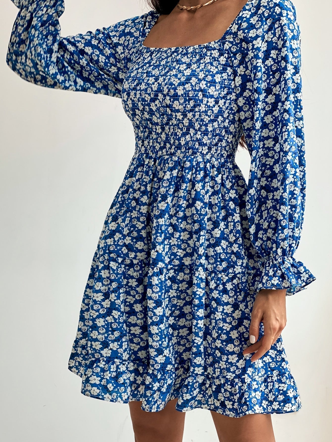 Gerafftes Kleid mit Blümchen Muster, Volant Ärmeln