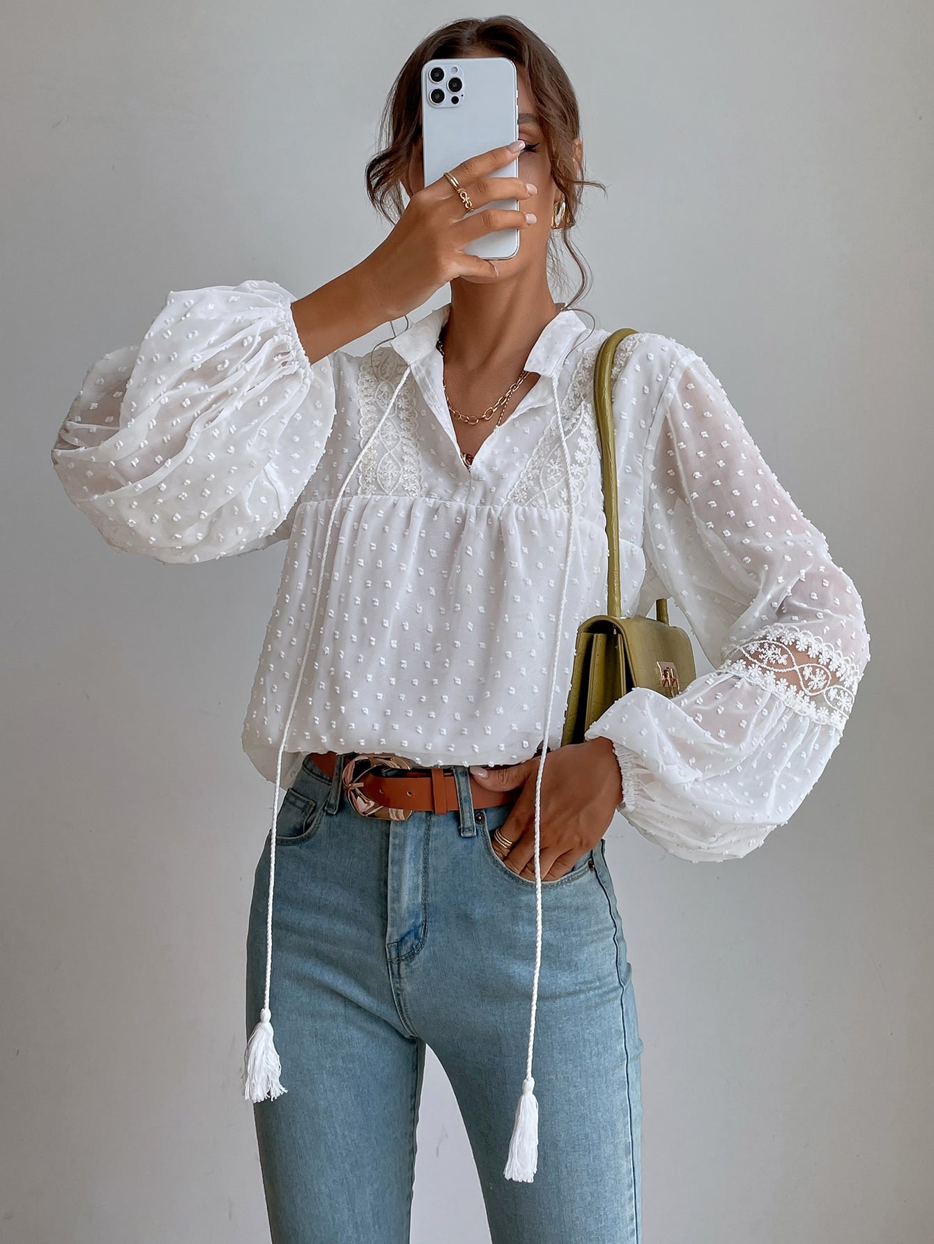 Bluse mit Punkten, besticktem Netzstoff, Einsatz, Laternenärmeln, Quaste, Band