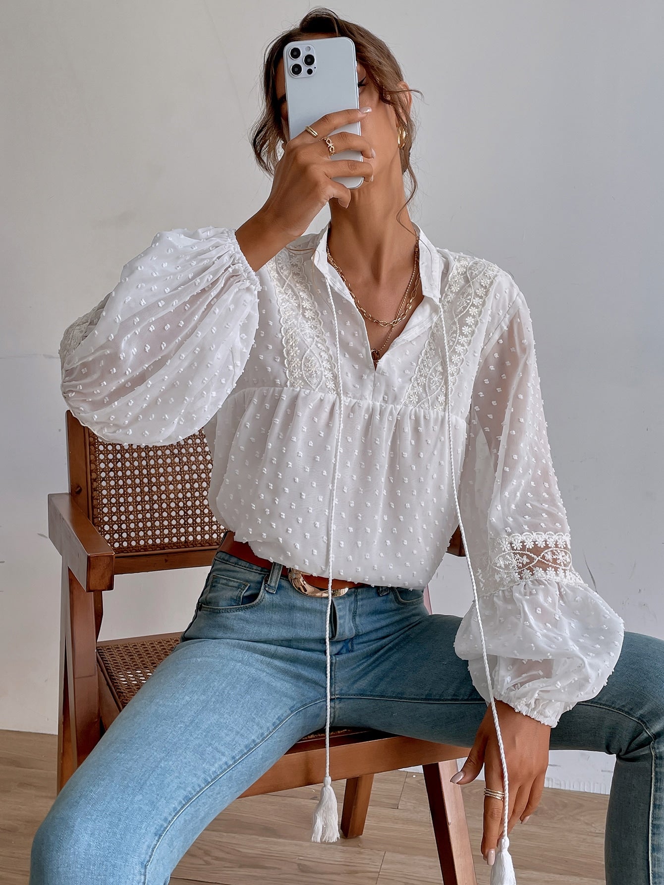 Bluse mit Punkten, besticktem Netzstoff, Einsatz, Laternenärmeln, Quaste, Band