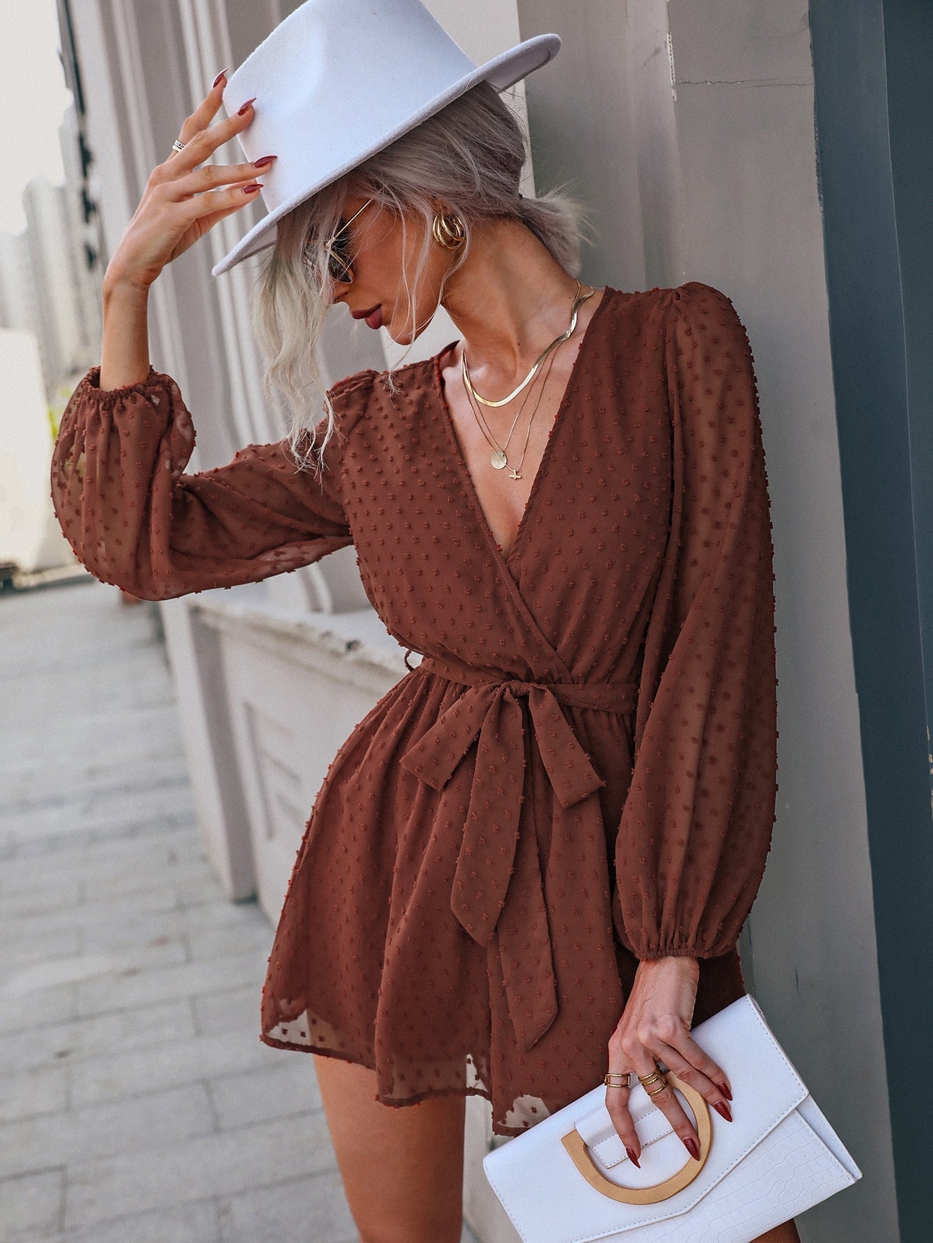 Chiffon Jumpsuit mit überlappendem Kragen, Laternenärmeln, Gürtel, Punkten