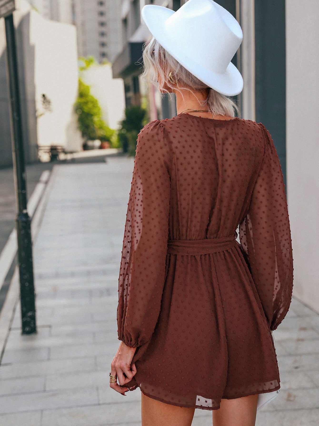 Chiffon Jumpsuit mit überlappendem Kragen, Laternenärmeln, Gürtel, Punkten