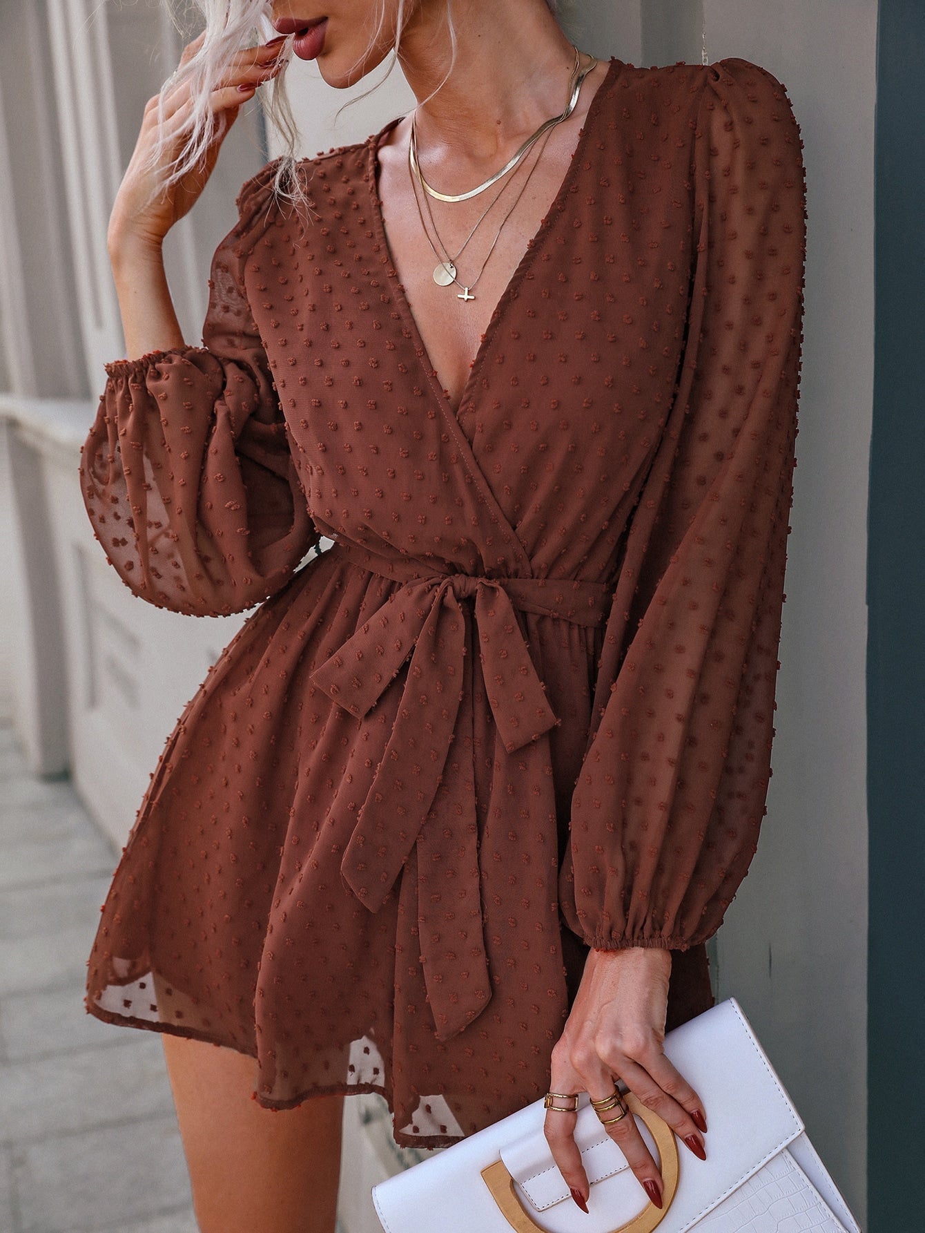 Chiffon Jumpsuit mit überlappendem Kragen, Laternenärmeln, Gürtel, Punkten