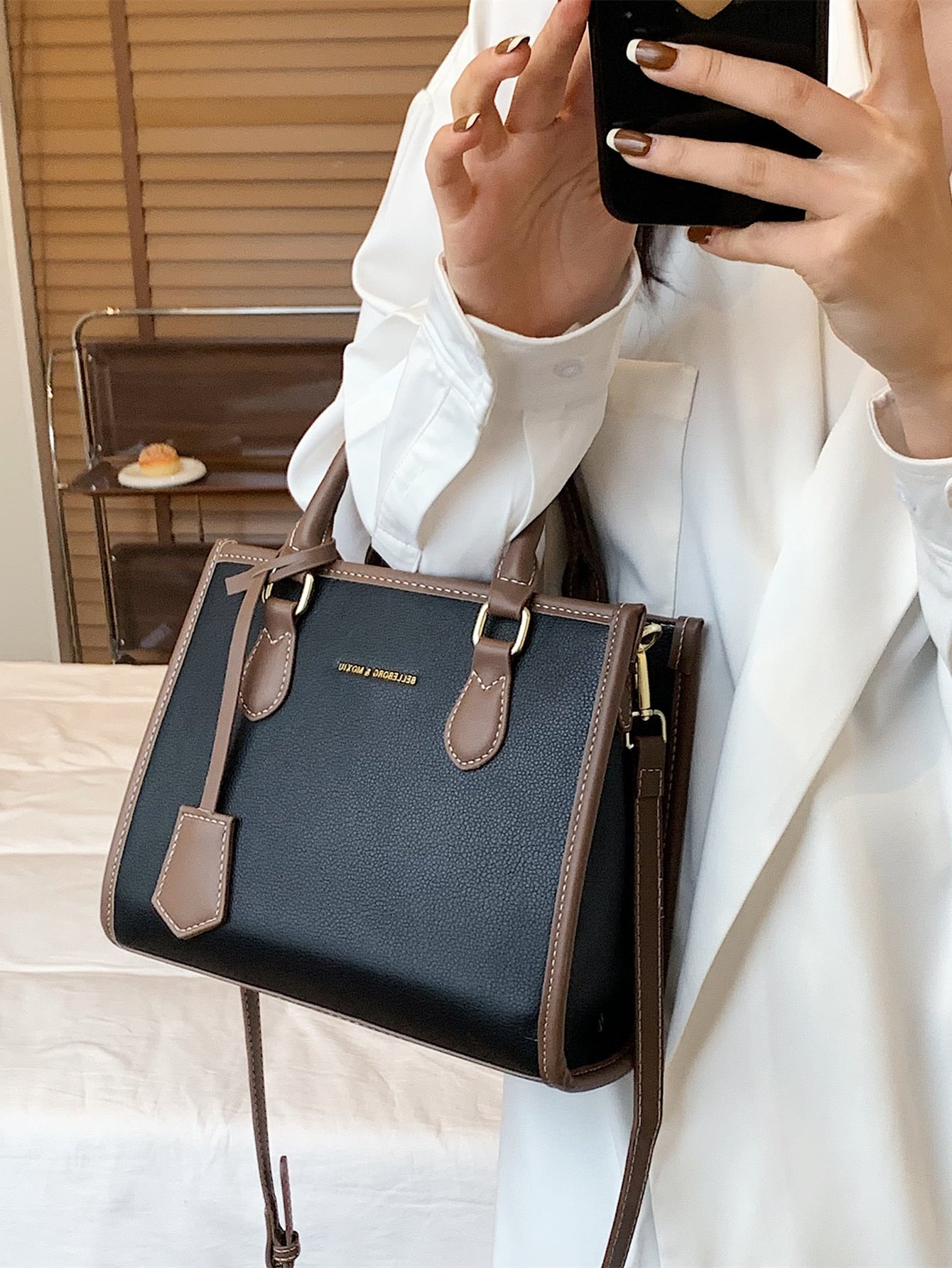 Quadratische Tasche mit Buchstabe Detail, Kontrastsaum