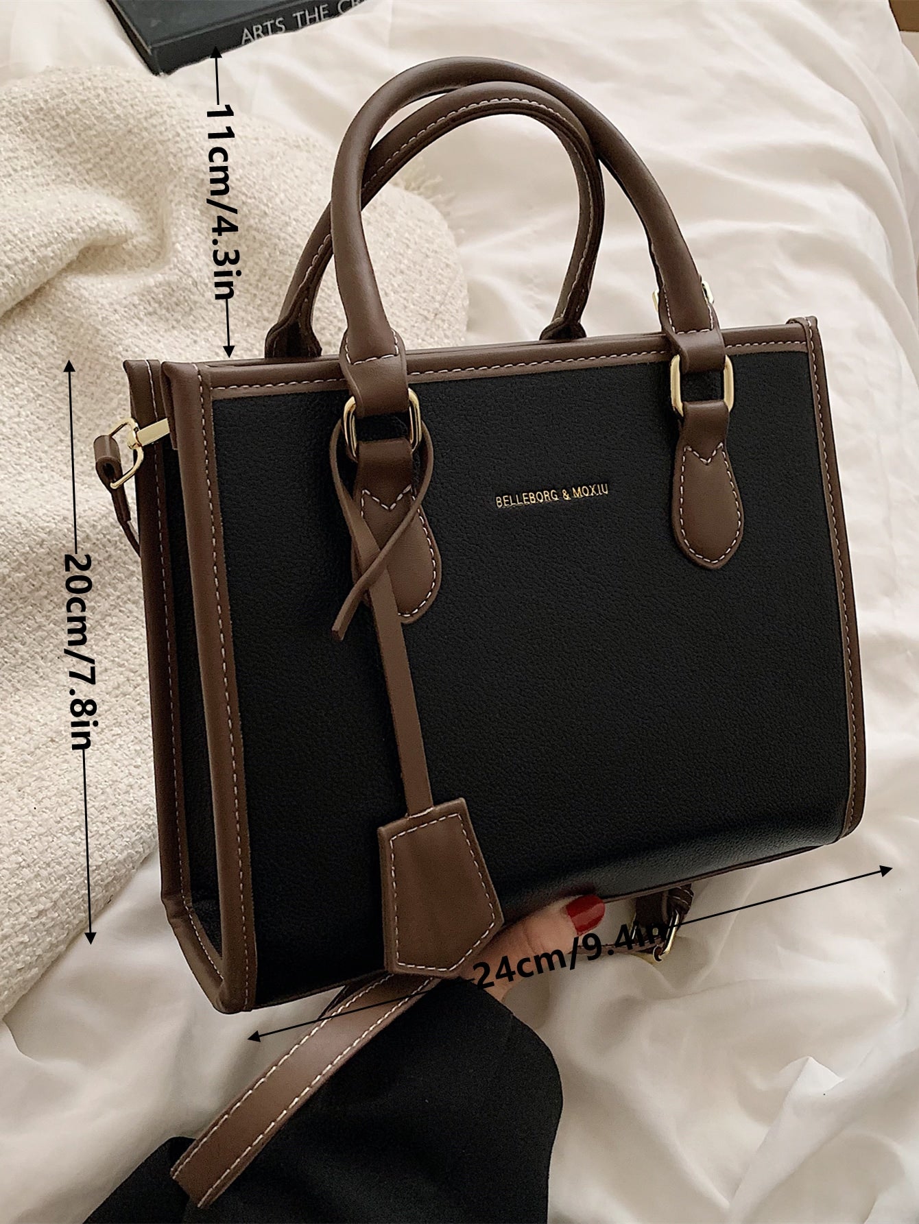 Quadratische Tasche mit Buchstabe Detail, Kontrastsaum