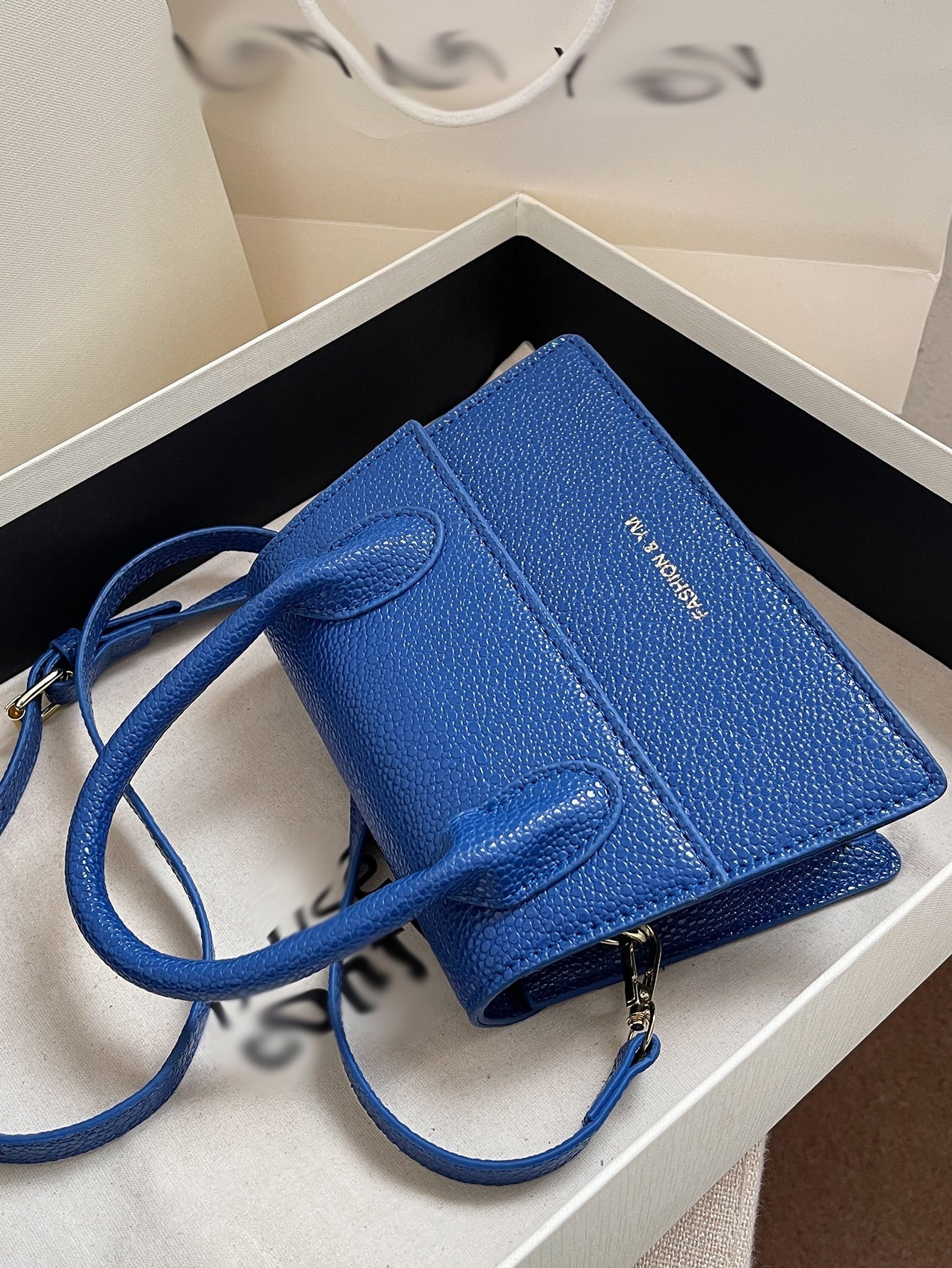 Quadratische Tasche mit Kiesel Prägung, Klappe