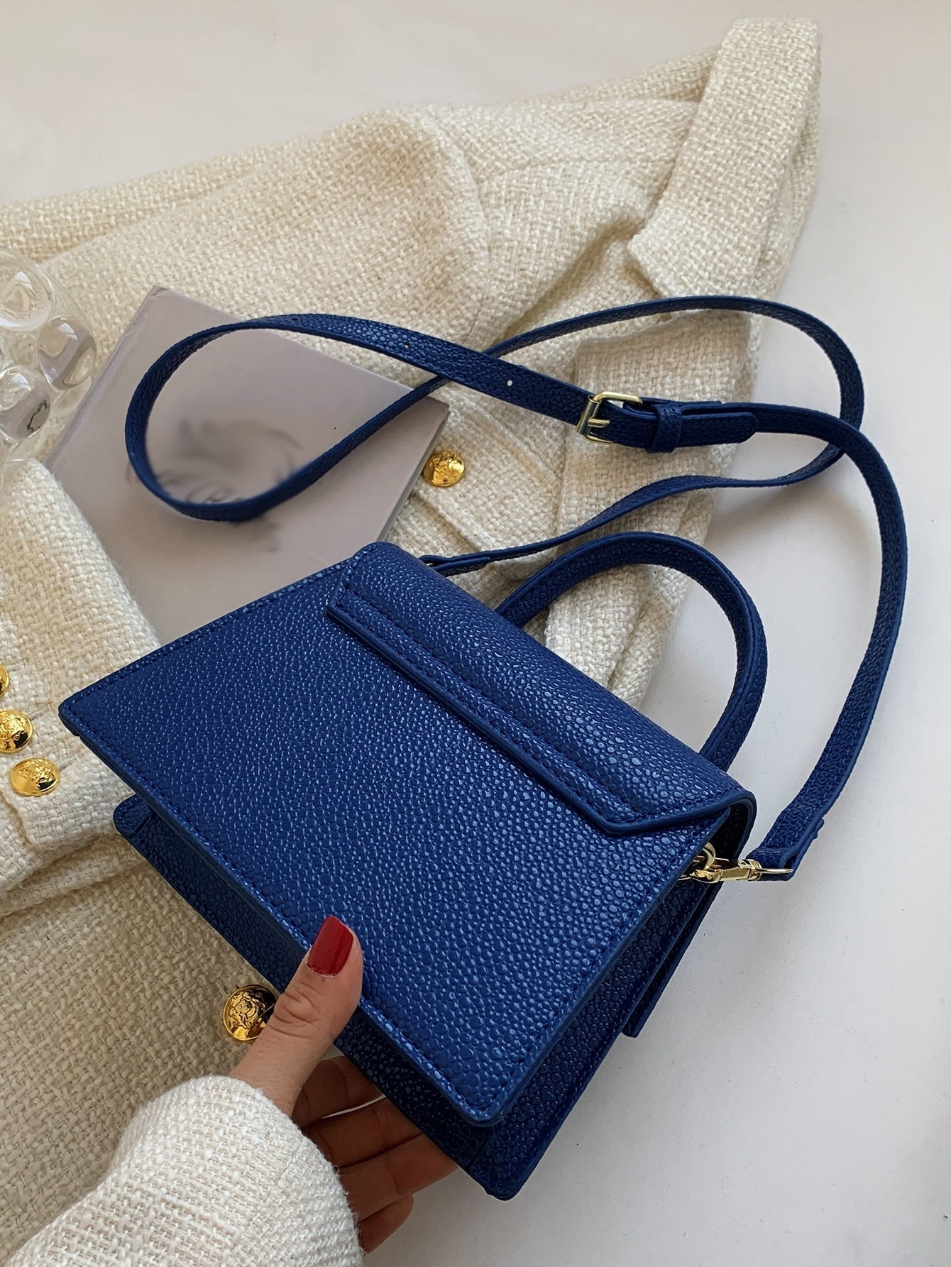 Quadratische Tasche mit Kiesel Prägung, Klappe