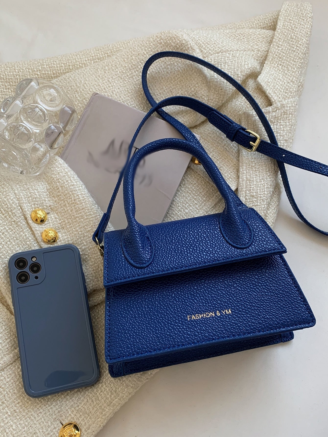 Quadratische Tasche mit Kiesel Prägung, Klappe