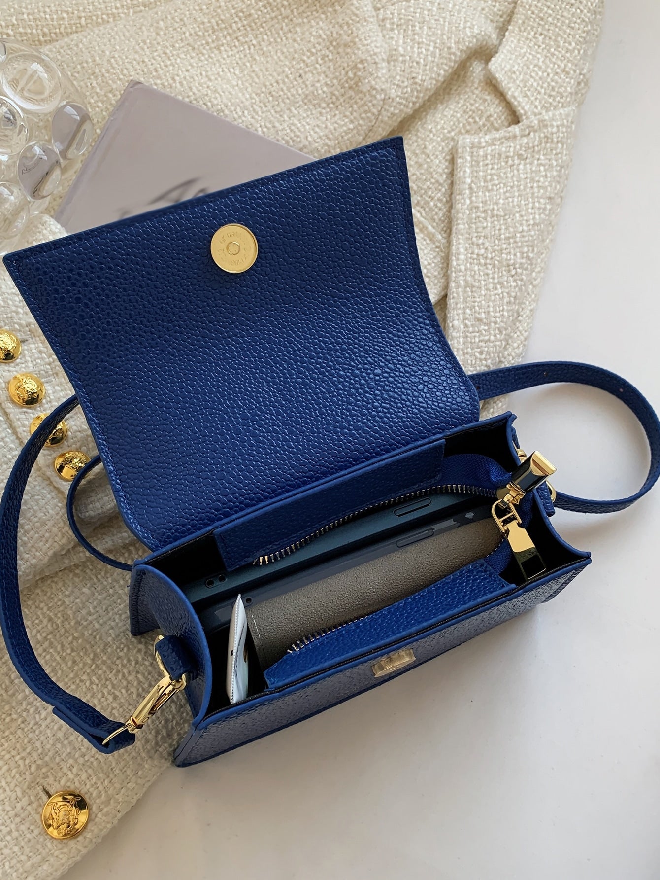 Quadratische Tasche mit Kiesel Prägung, Klappe