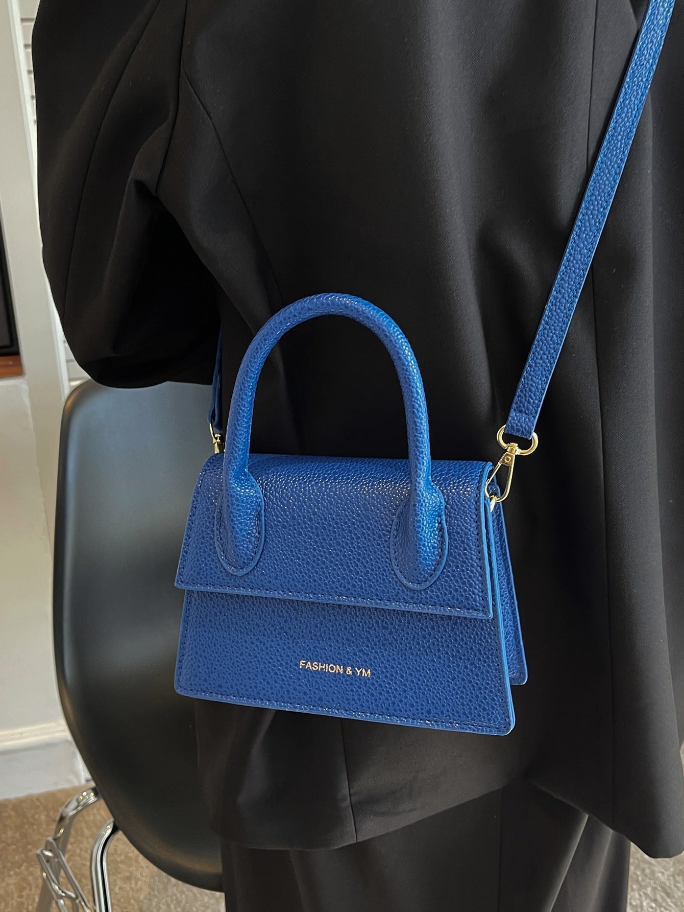 Quadratische Tasche mit Kiesel Prägung, Klappe