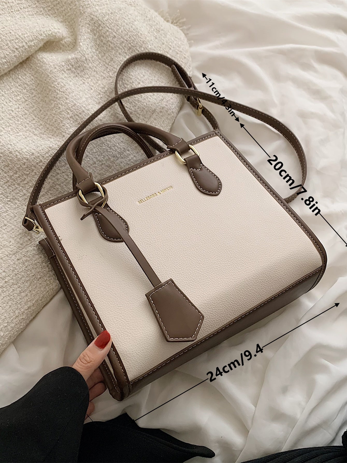 Quadratische Tasche mit Buchstabe Detail, Kontrastsaum