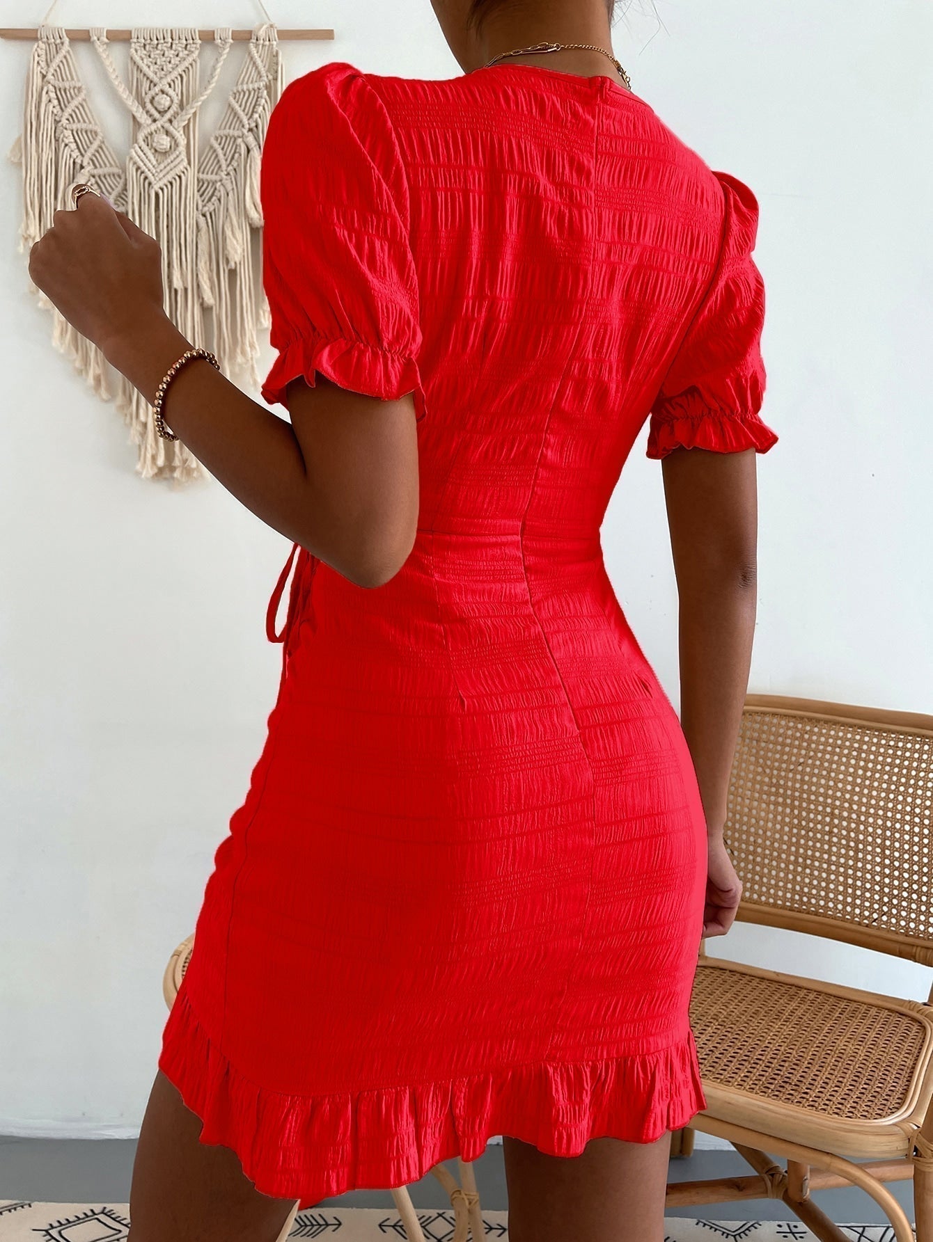 Wickelkleid mit Puffärmeln, Rüschenbesatz, seitlichem Band