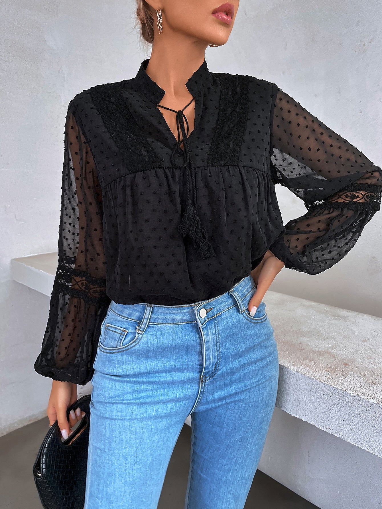 Bluse mit Punkten, besticktem Netzstoff, Einsatz, Laternenärmeln, Quaste, Band