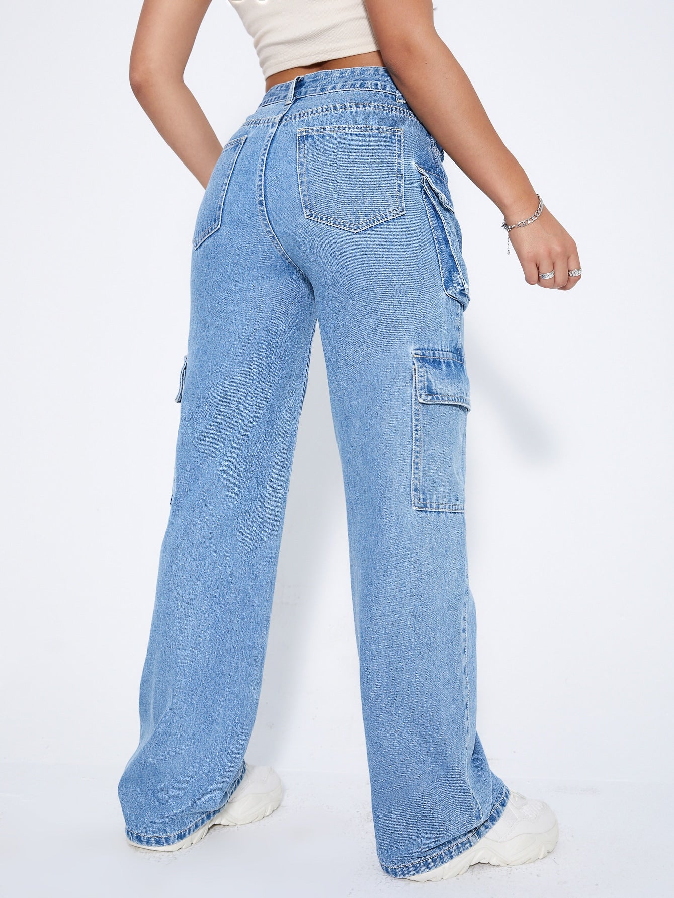 Cargo Jeans mit hoher Taille, seitlichen Pattentaschen