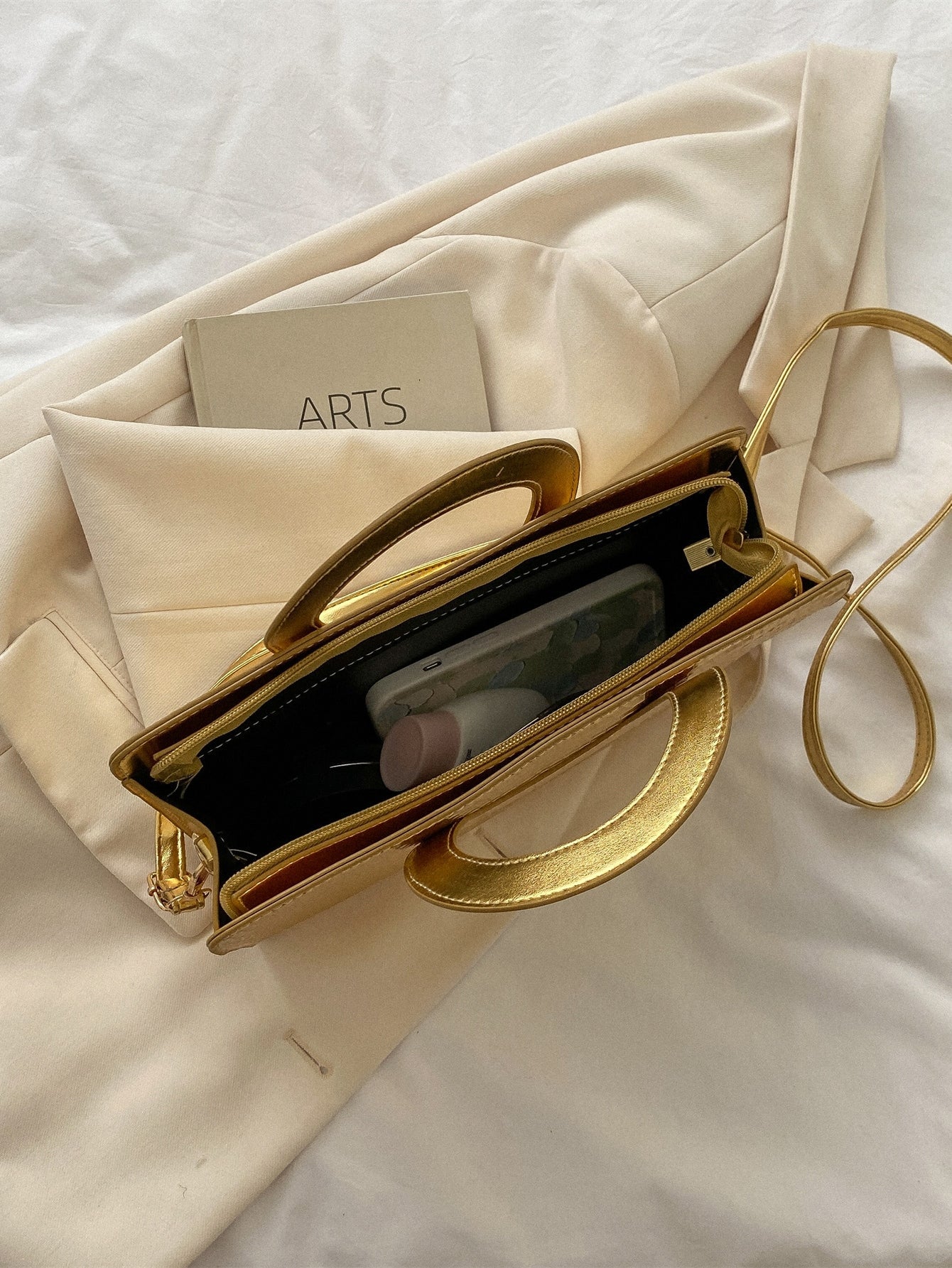 Quadratische Tasche mit metallisch Krokodil Prägung, Ring oben