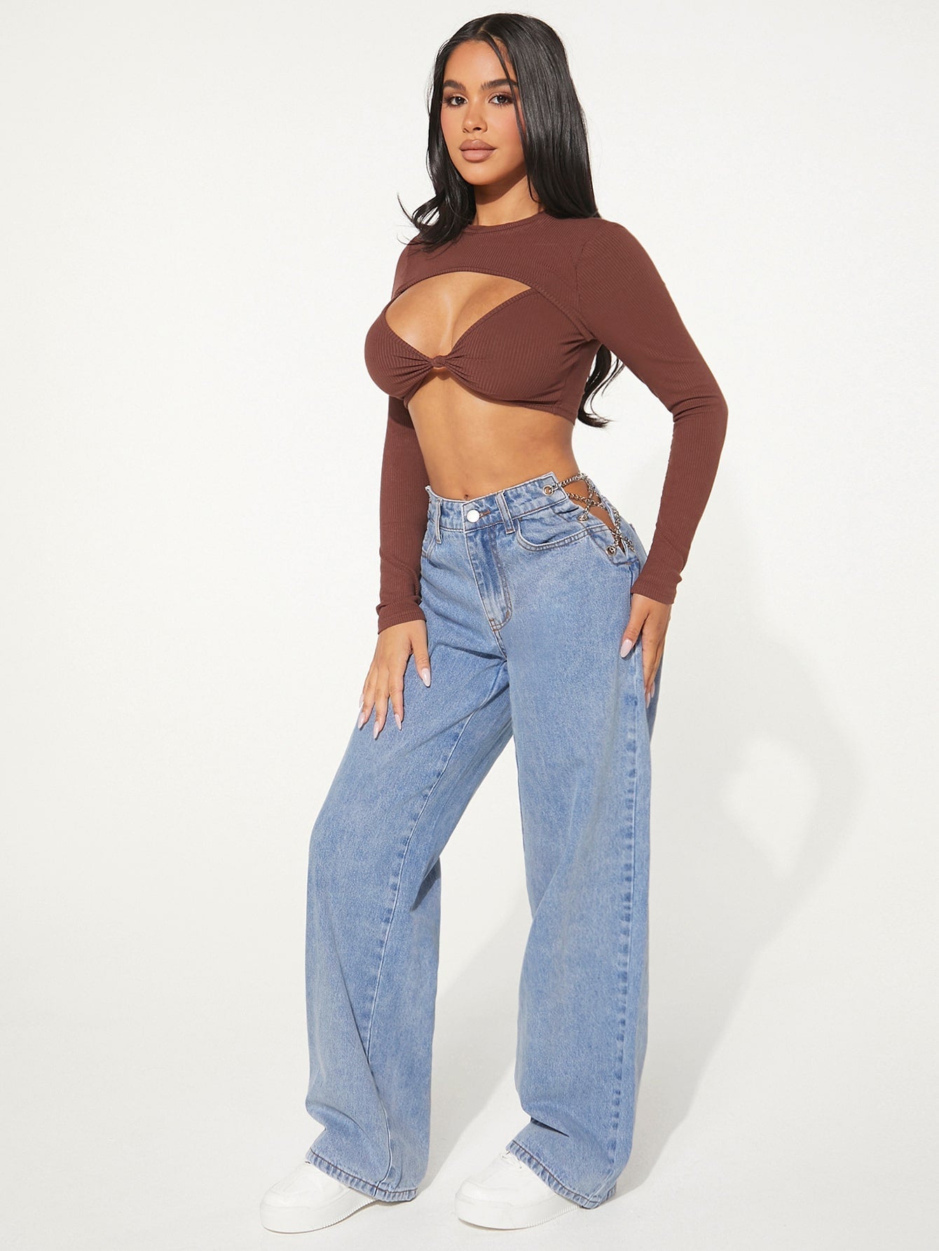 Jeans mit Kette, breitem Beinschnitt