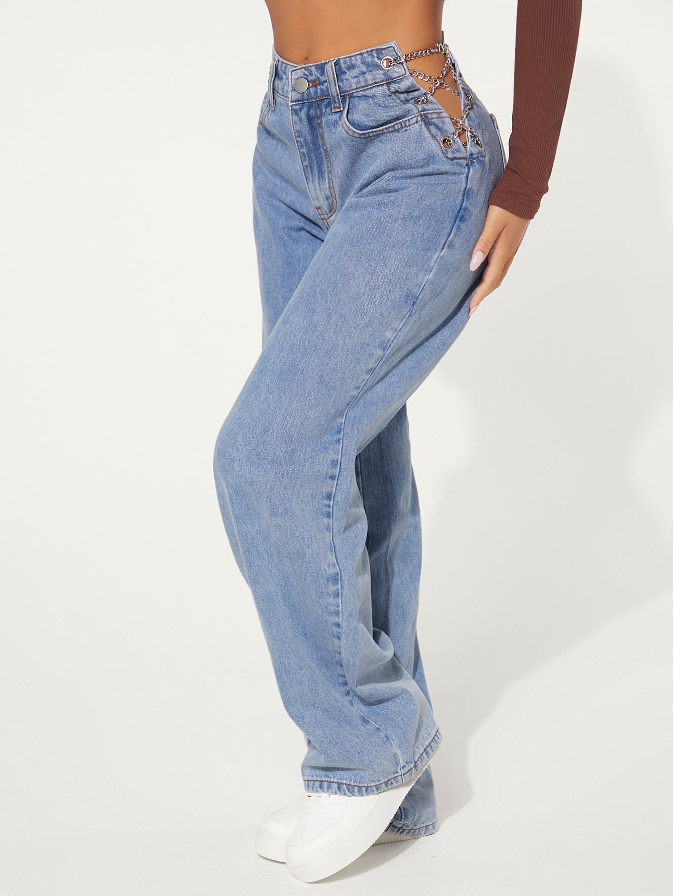 Jeans mit Kette, breitem Beinschnitt