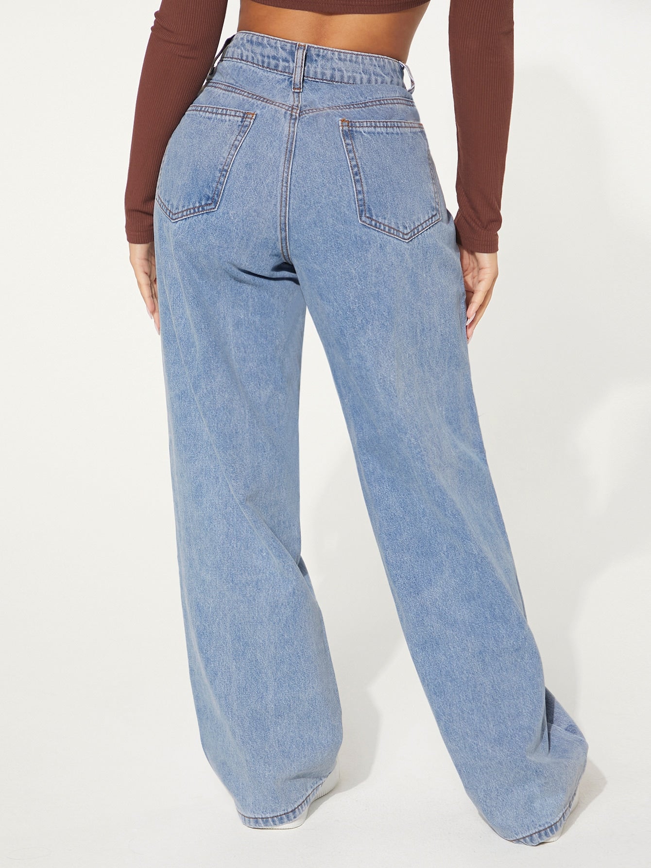 Jeans mit Kette, breitem Beinschnitt