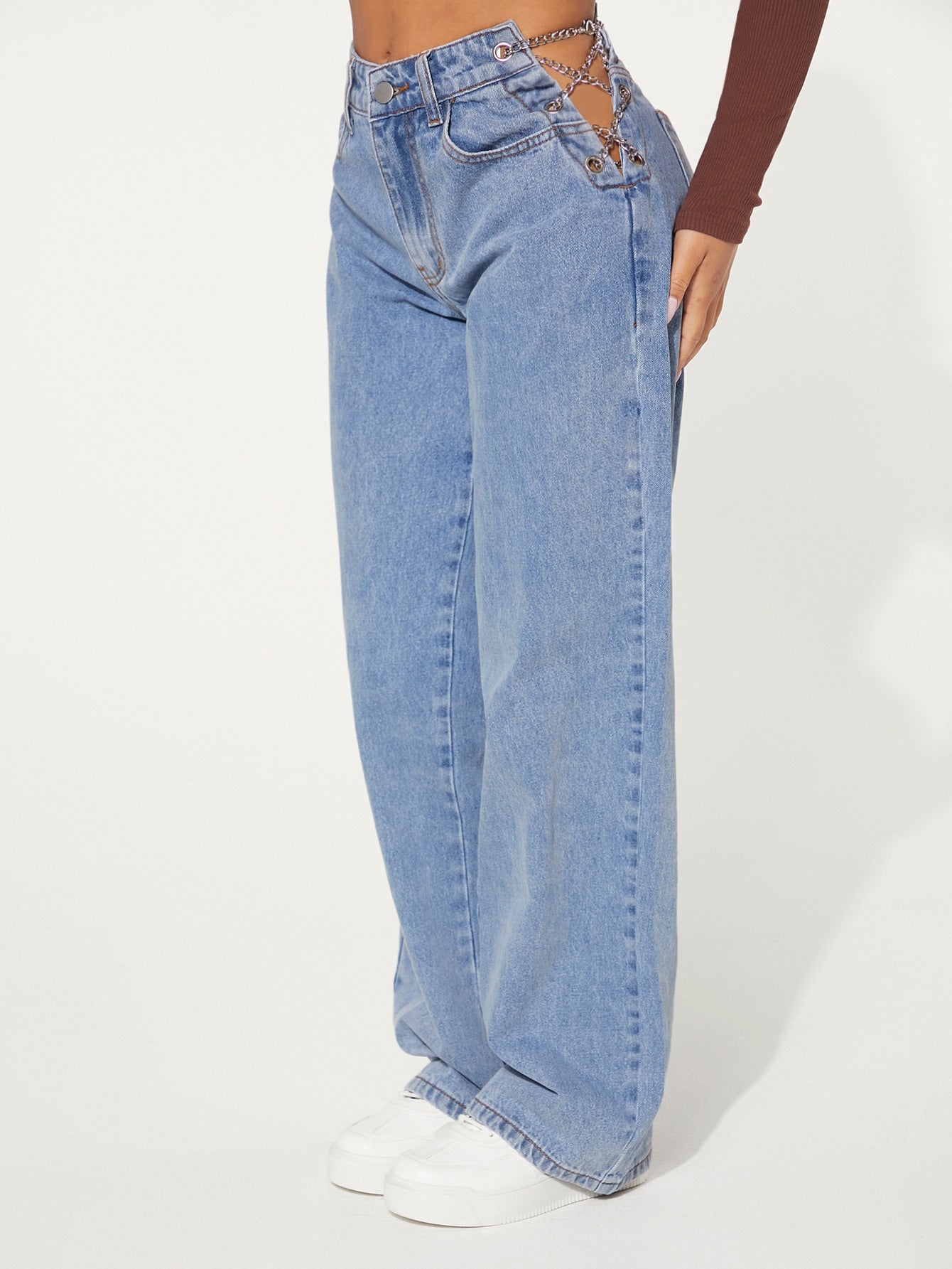 Jeans mit Kette, breitem Beinschnitt