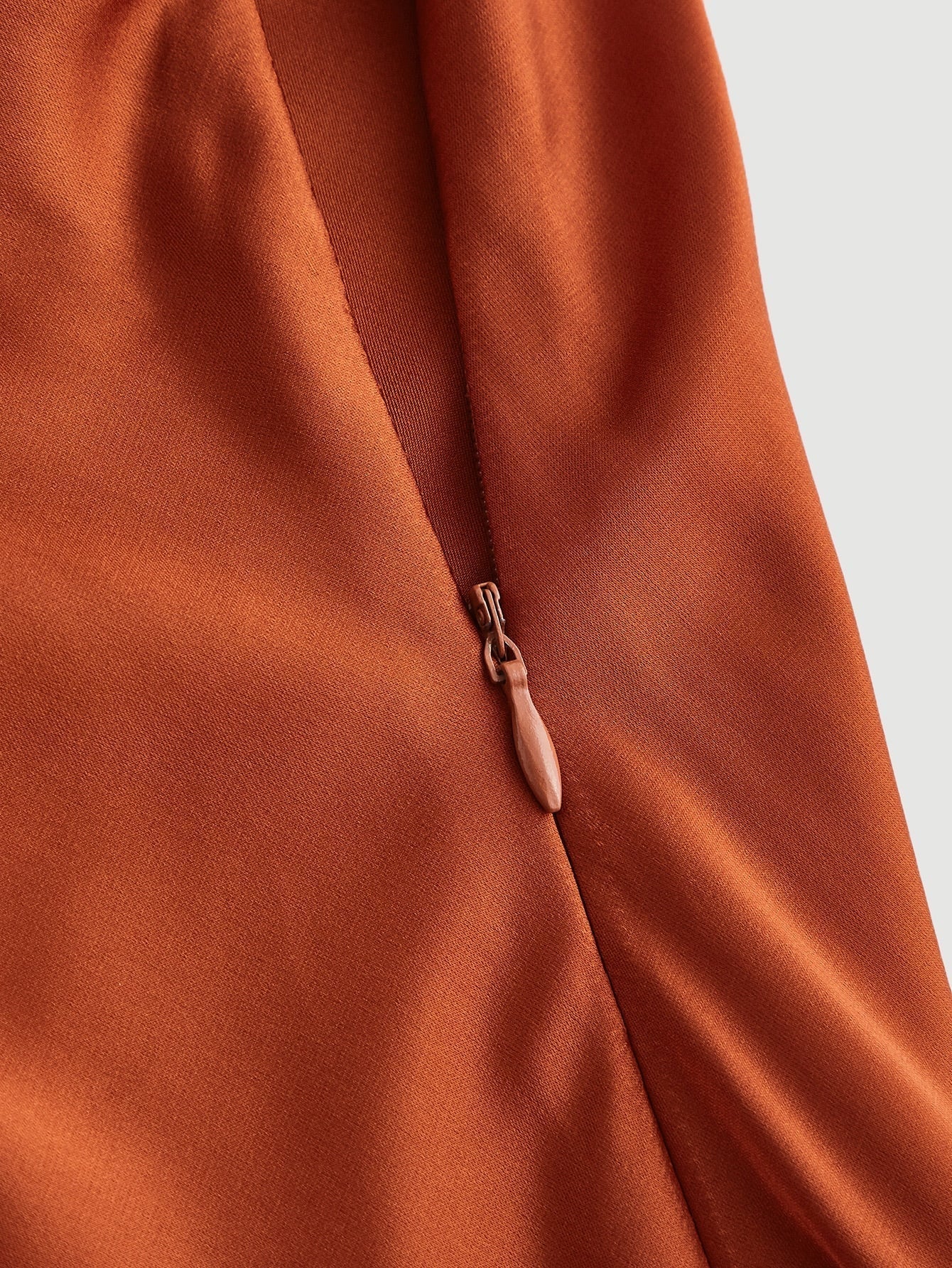 Cami Kleid mit Wasserfallausschnitt, asymmetrischem Saum