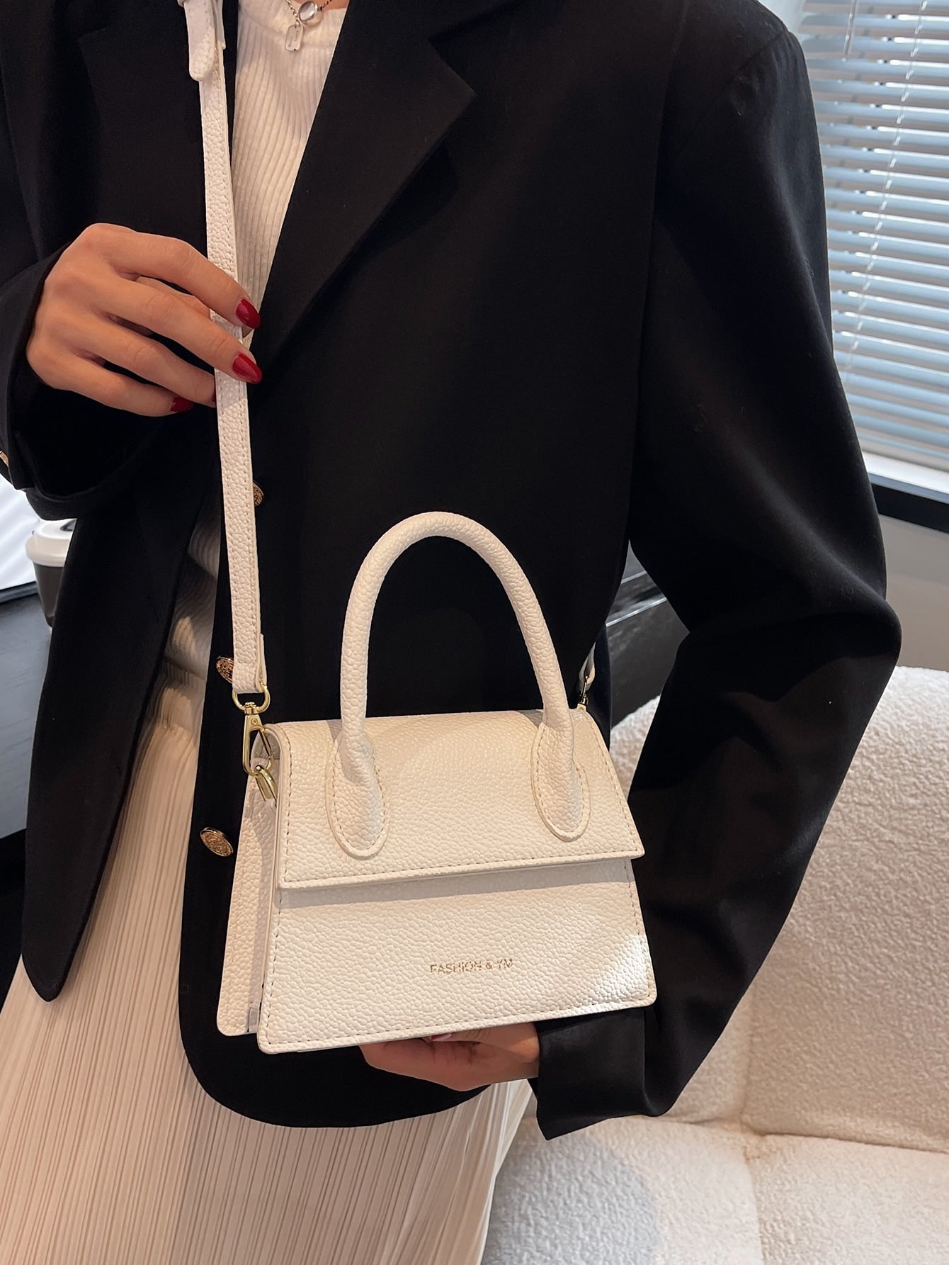 Quadratische Tasche mit Kiesel Prägung, Klappe