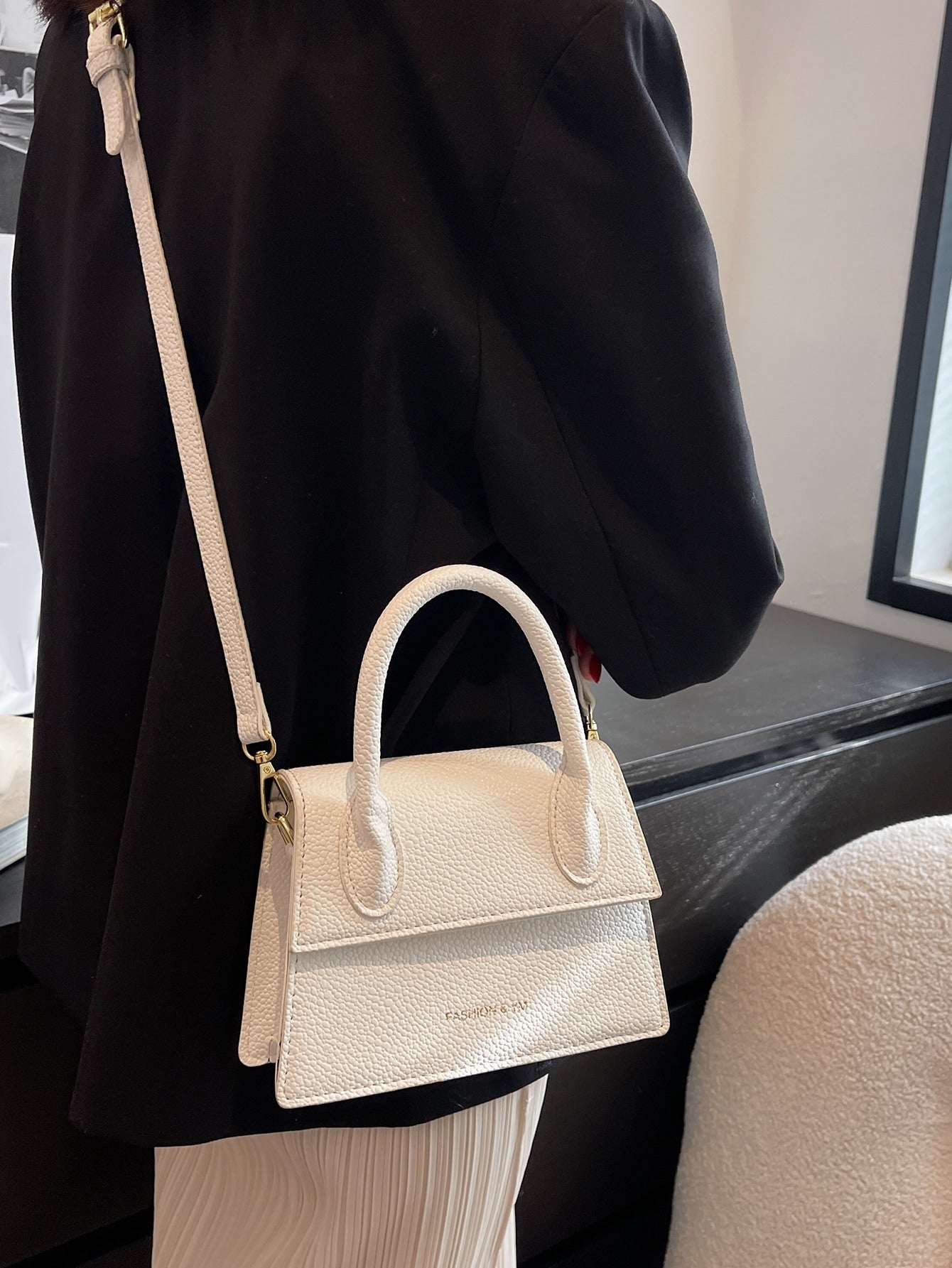 Quadratische Tasche mit Kiesel Prägung, Klappe