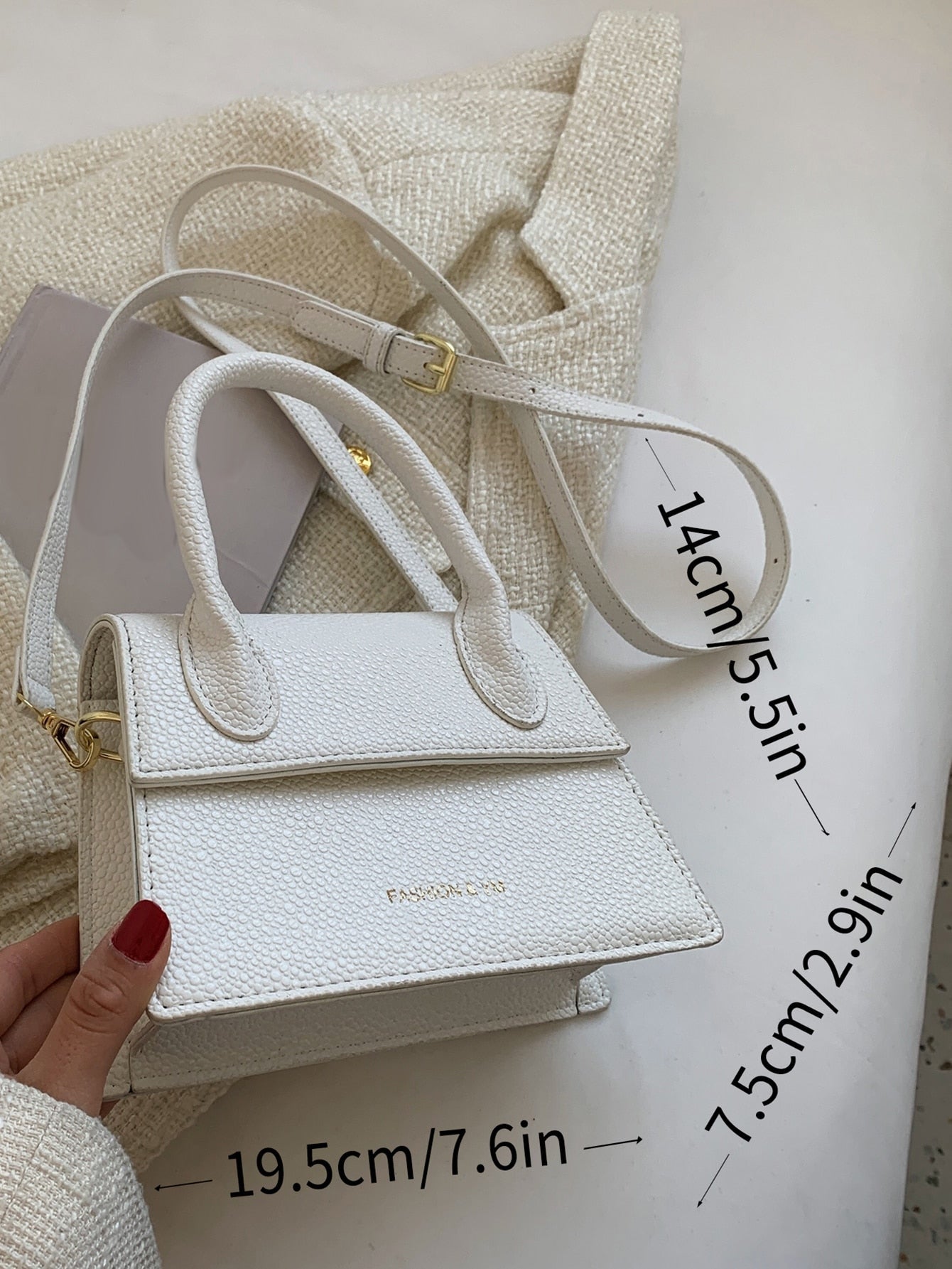 Quadratische Tasche mit Kiesel Prägung, Klappe