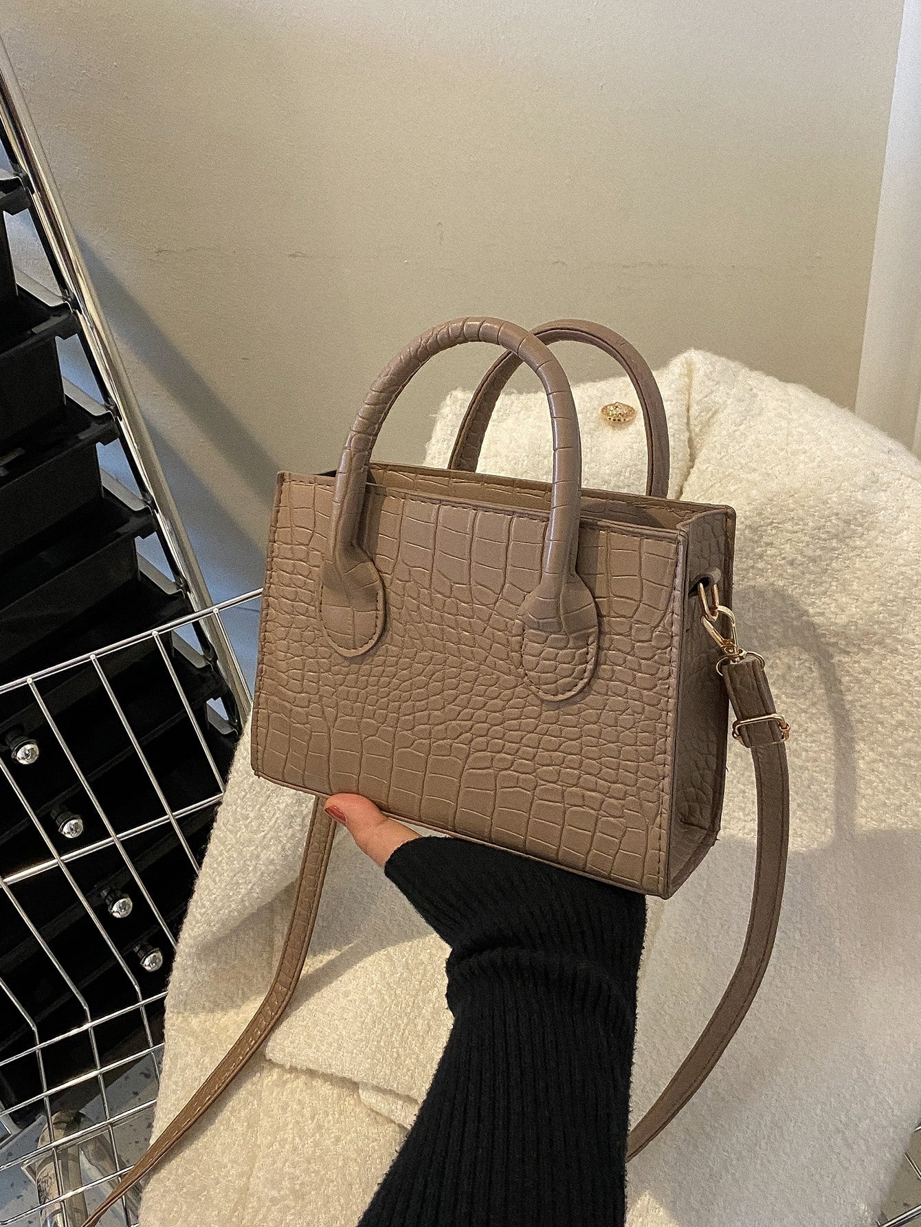 Quadratische Tasche mit Krokodil Prägung, Doppelgriff