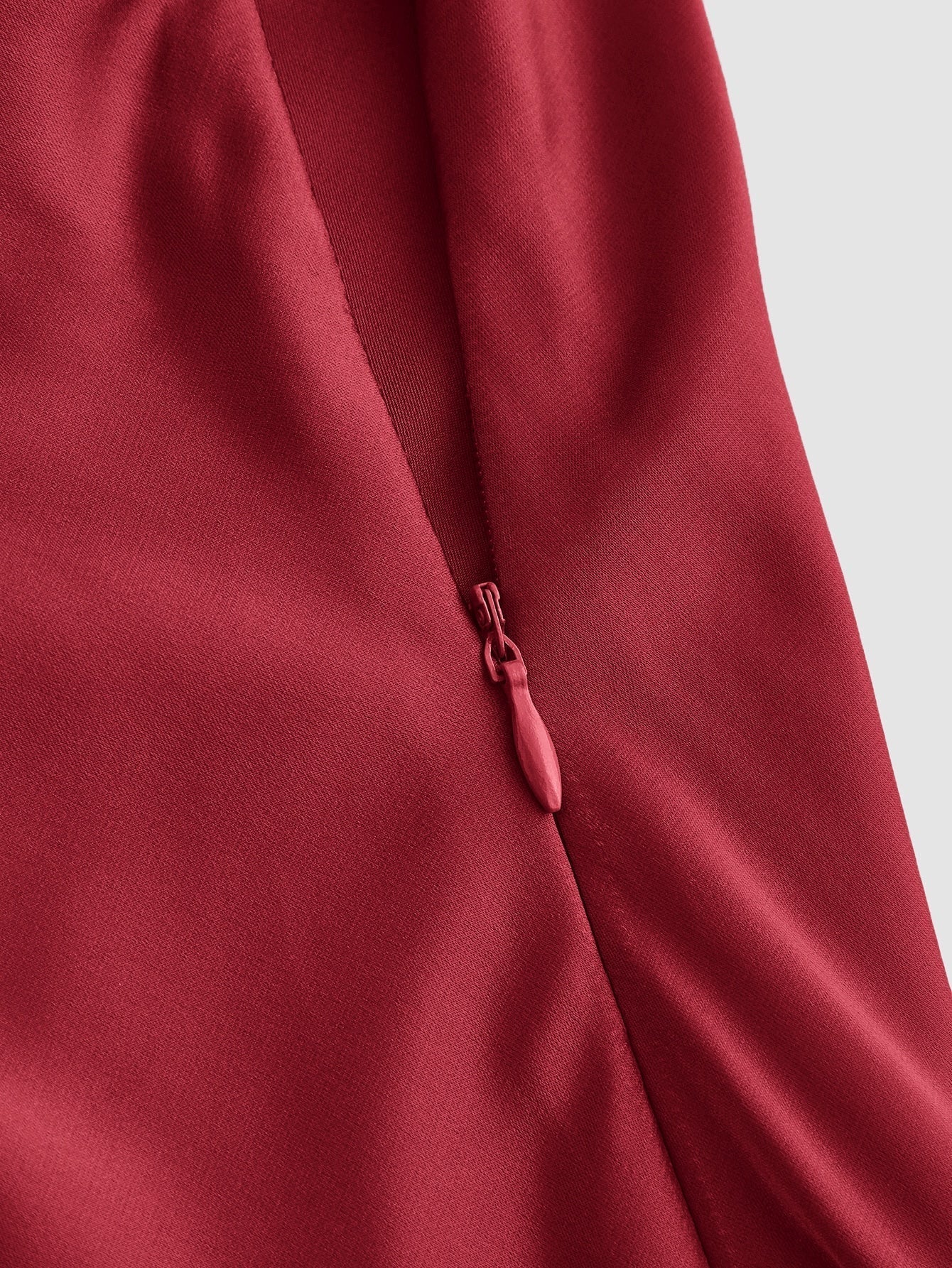 Cami Kleid mit Wasserfallausschnitt, asymmetrischem Saum