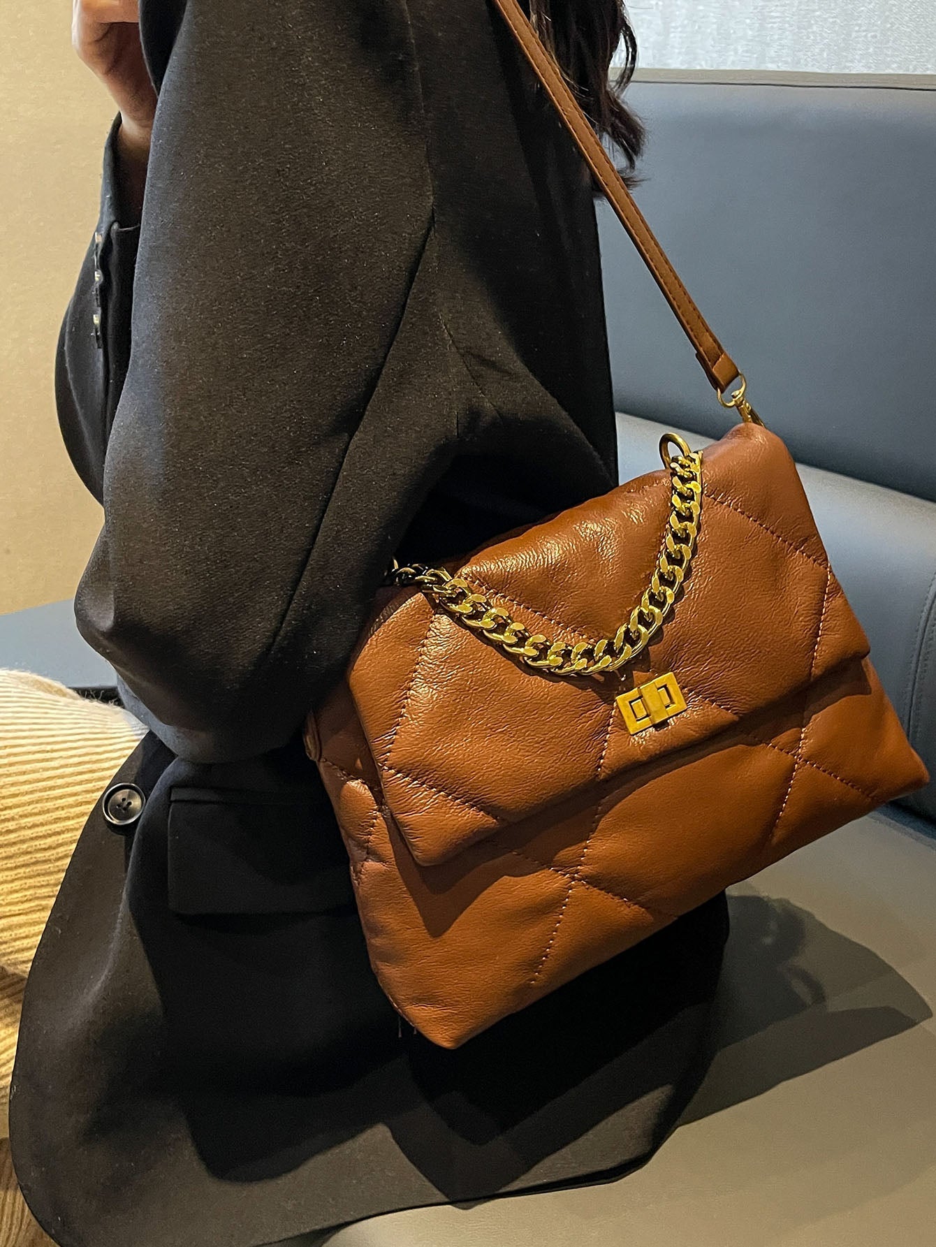 Quadratische Tasche mit Gesteppt Kette Dekor, Klappe