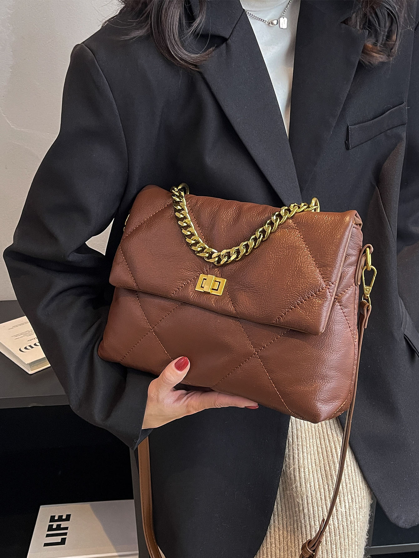 Quadratische Tasche mit Gesteppt Kette Dekor, Klappe