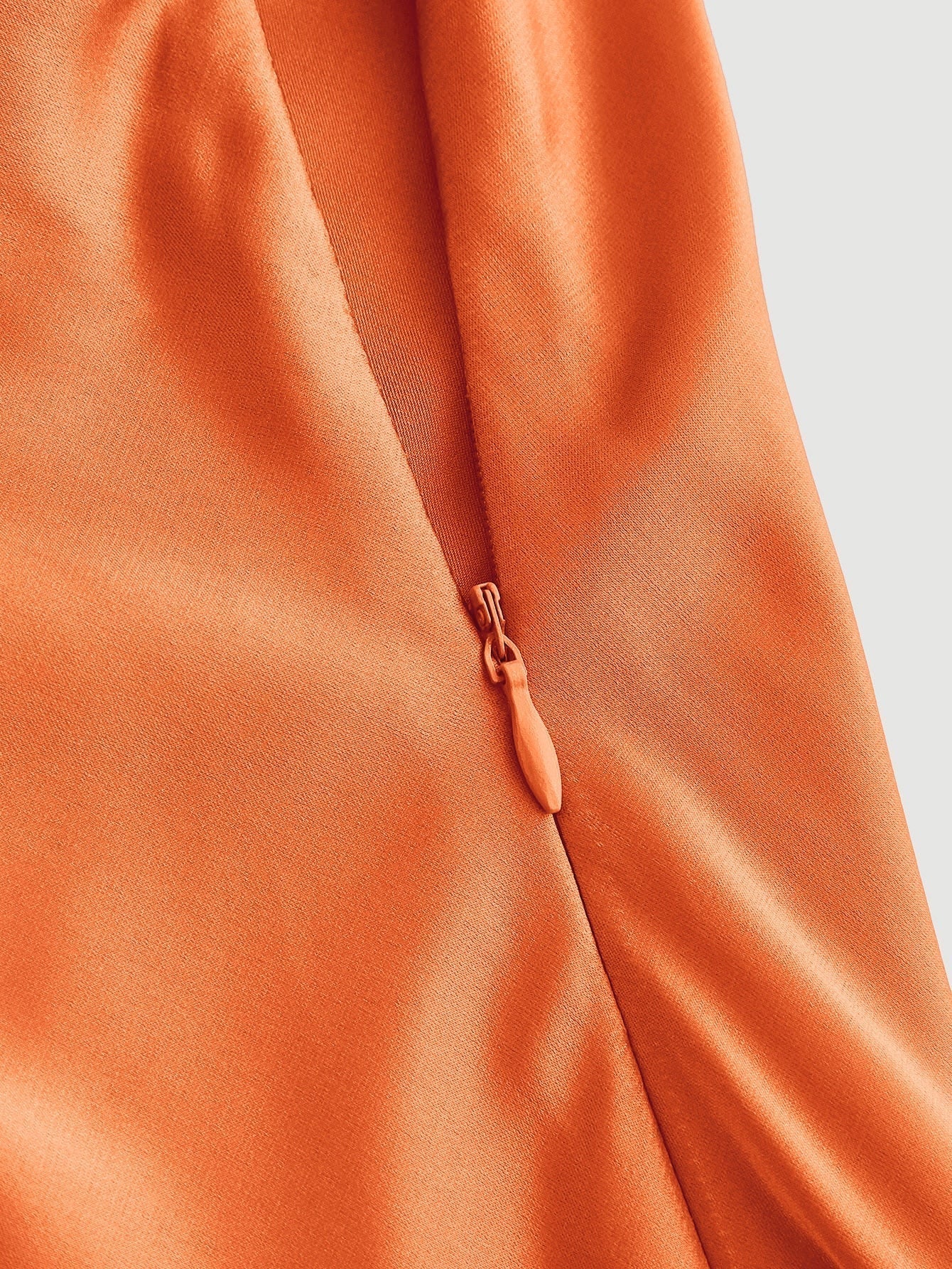 Cami Kleid mit Wasserfallausschnitt, asymmetrischem Saum