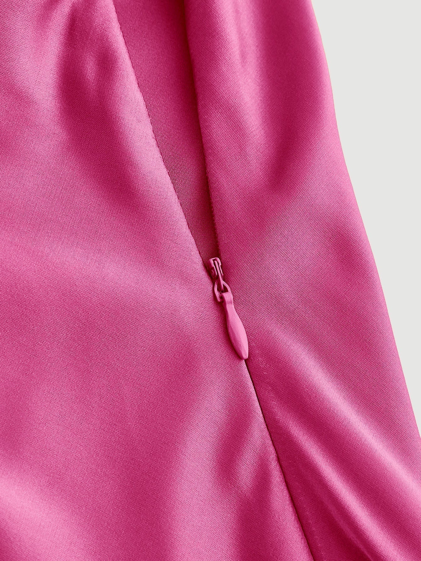 Cami Kleid mit Wasserfallausschnitt, asymmetrischem Saum