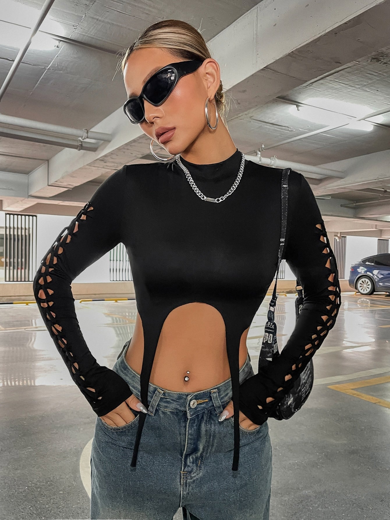 Crop Top mit Ausschnitt, Strumpfband, Detail