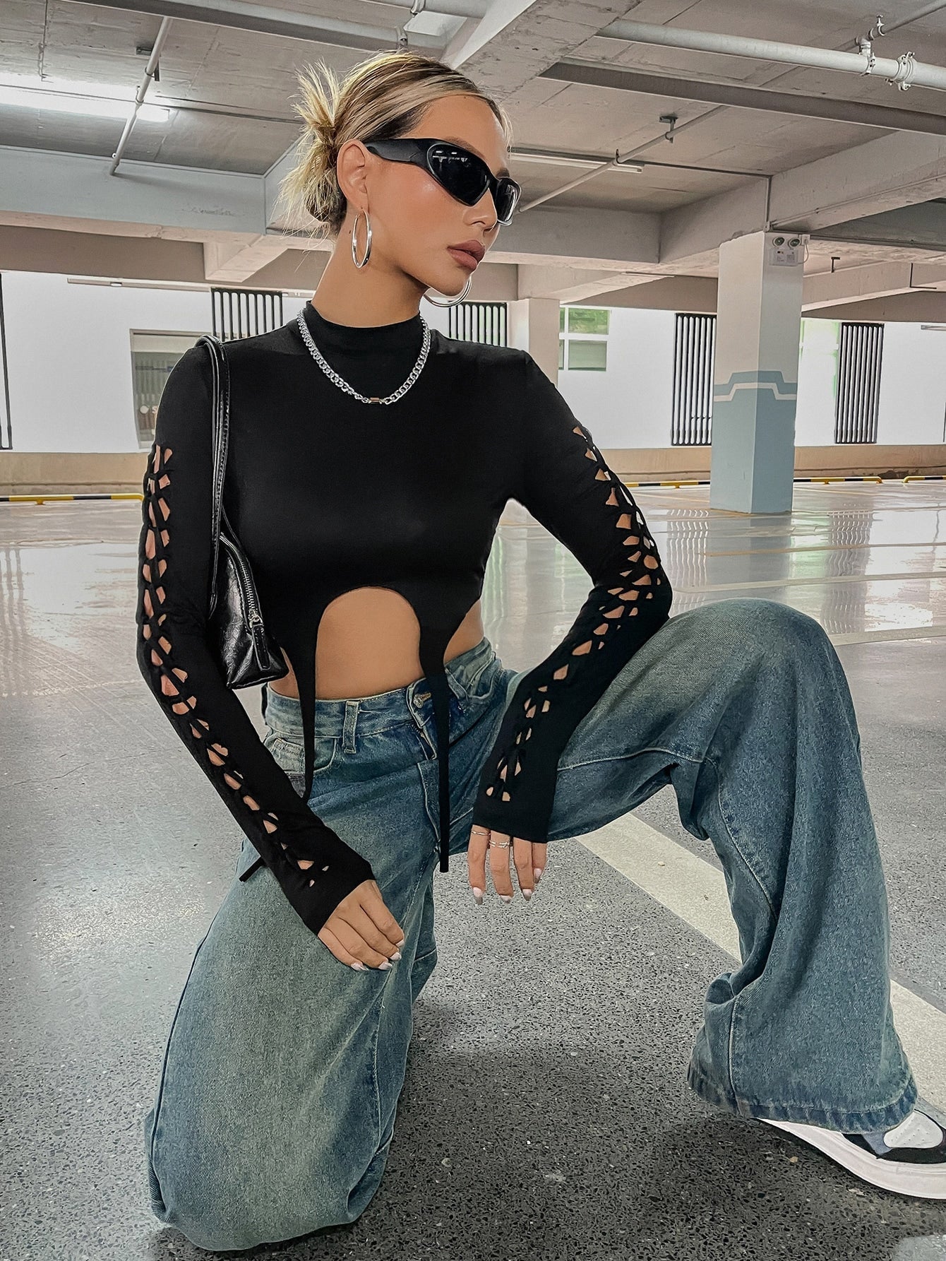 Crop Top mit Ausschnitt, Strumpfband, Detail
