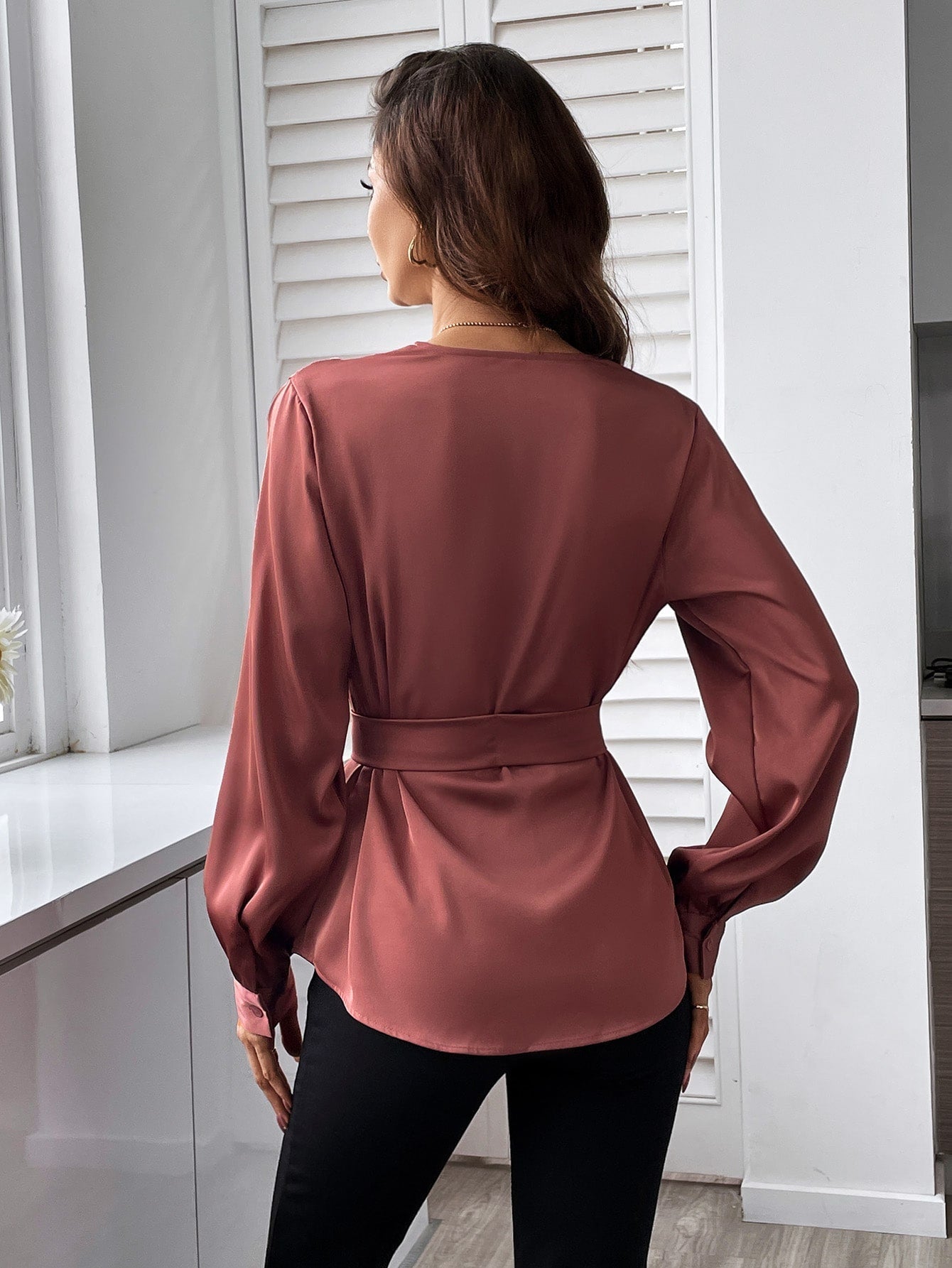 Bluse mit Gürtel, asymmetrischem Saum