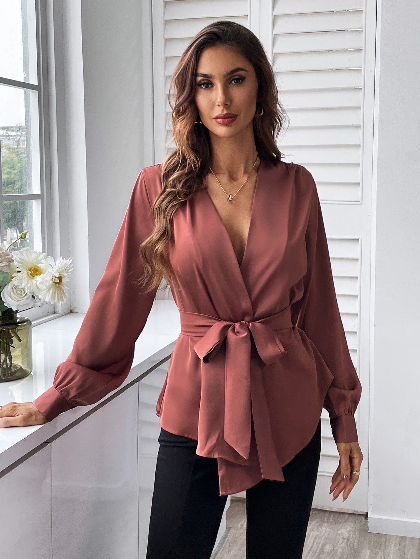 Bluse mit Gürtel, asymmetrischem Saum