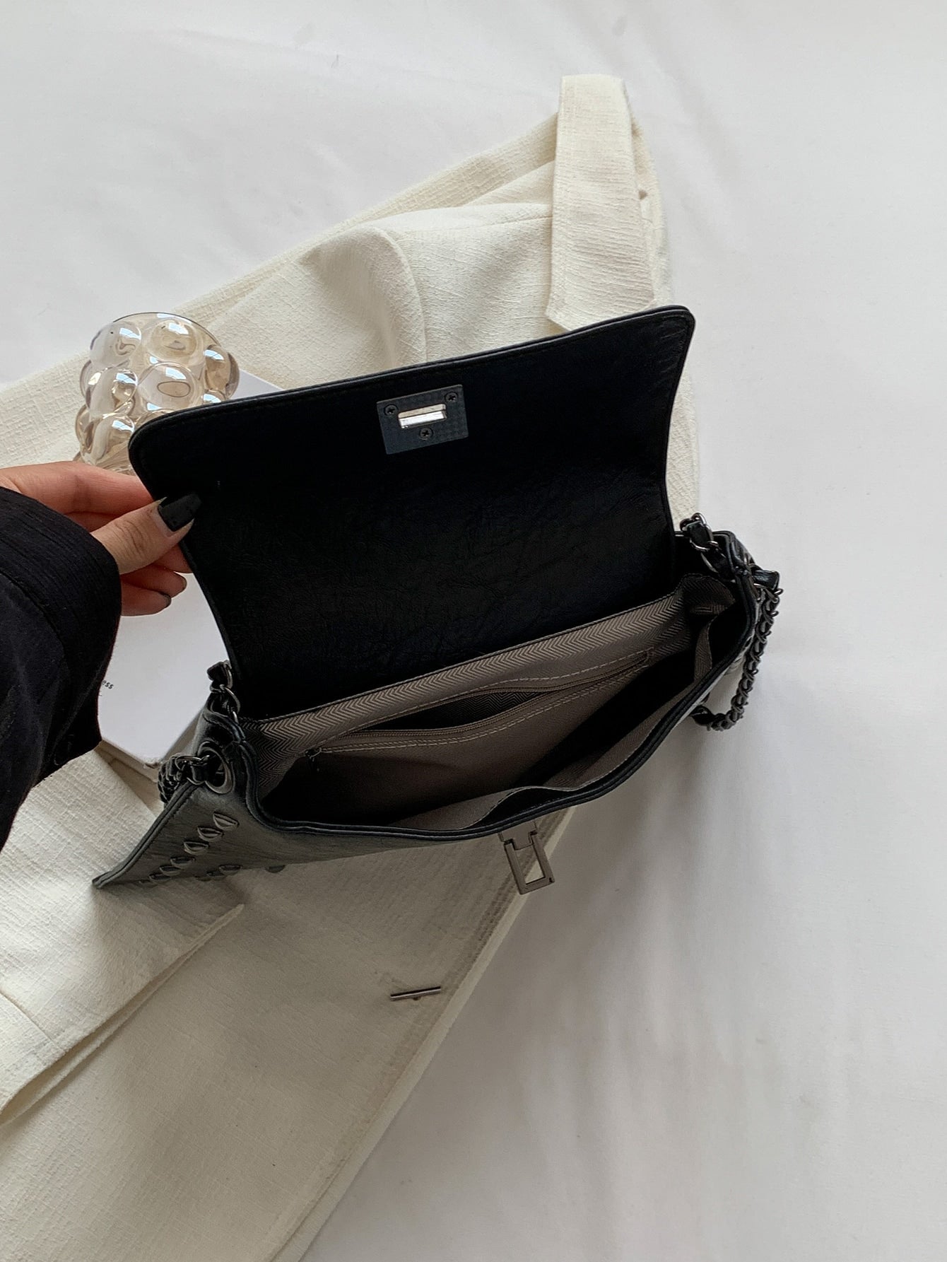 Quadratische Tasche mit Nieten Dekor, Klappe