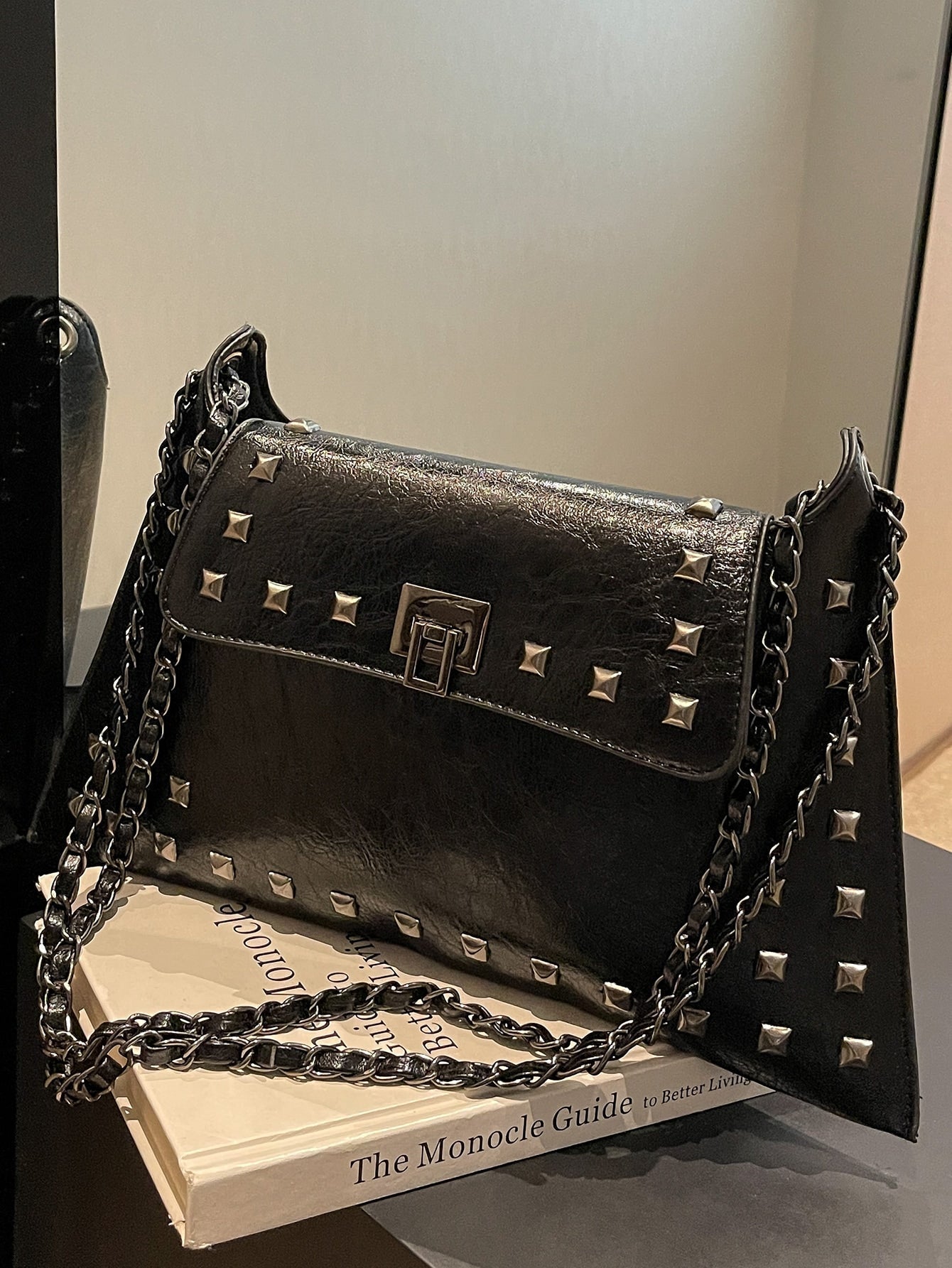 Quadratische Tasche mit Nieten Dekor, Klappe