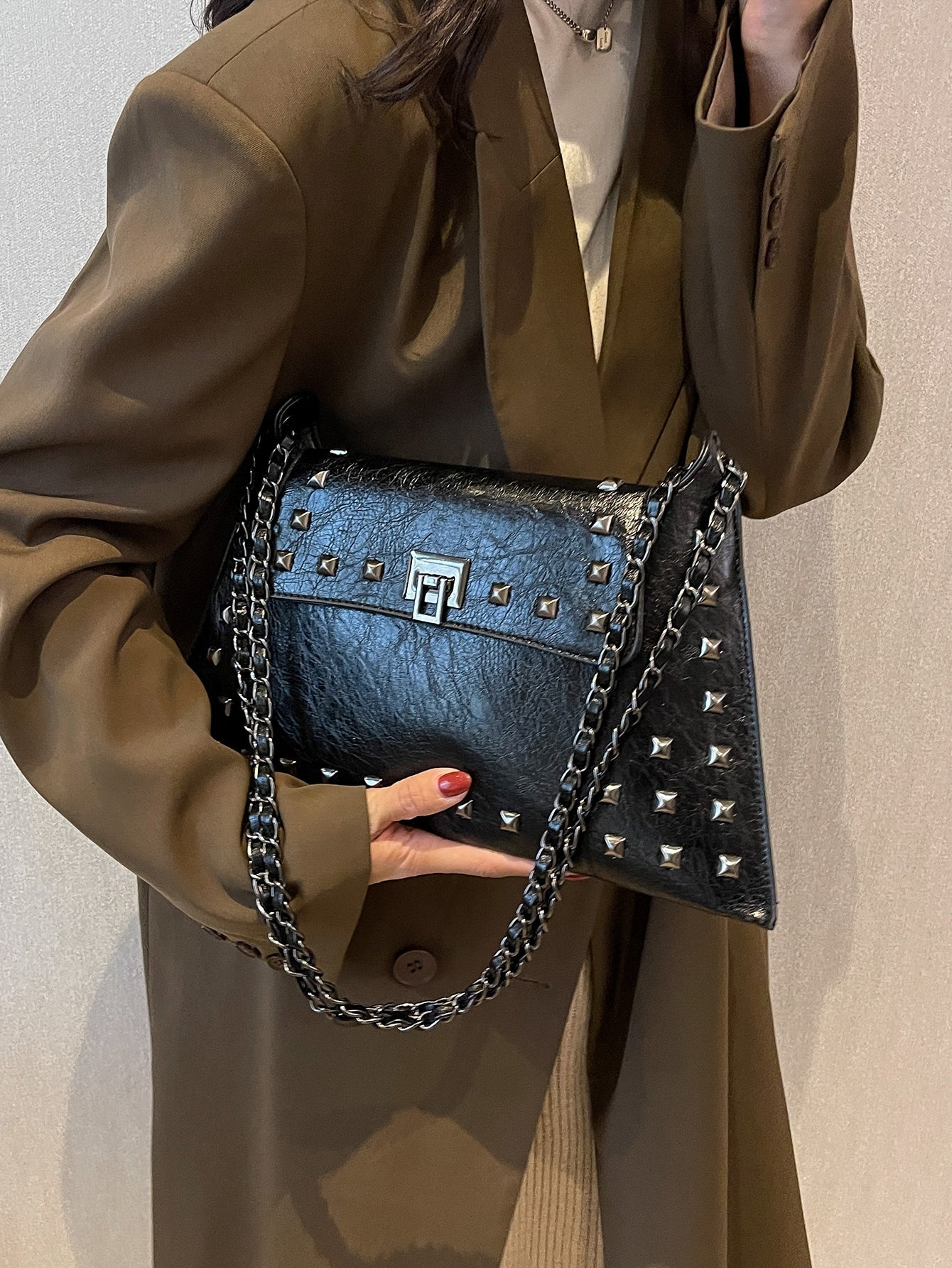 Quadratische Tasche mit Nieten Dekor, Klappe