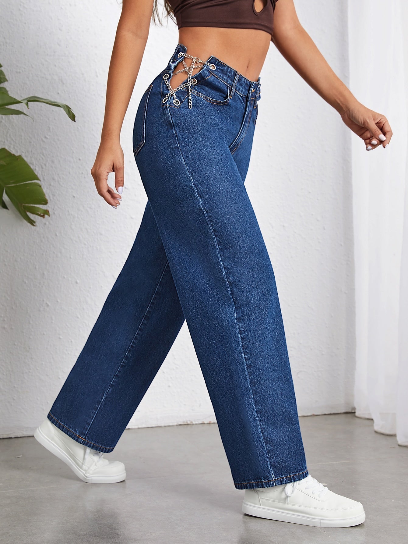 Jeans mit Kette, breitem Beinschnitt