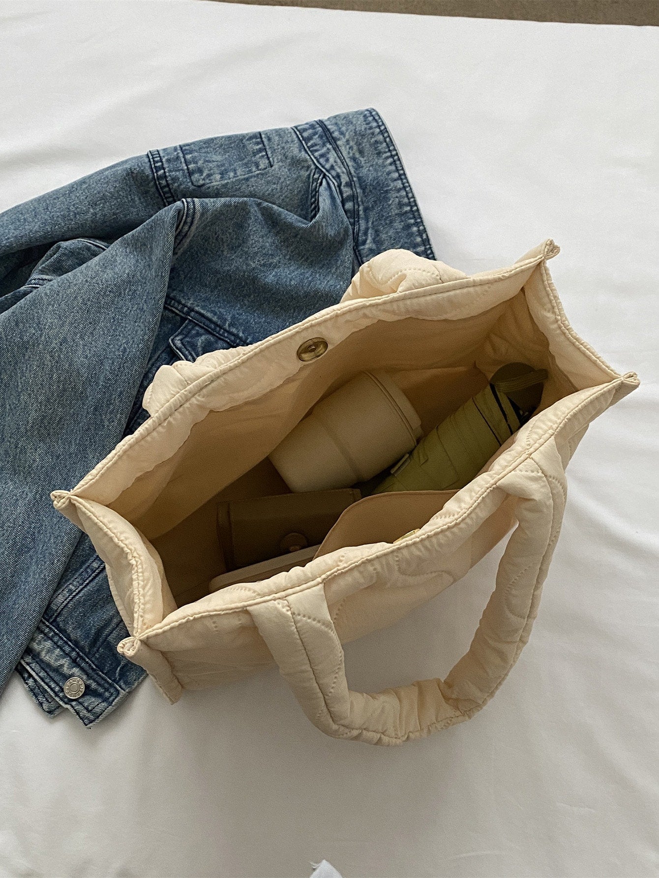 Minimalistische Schultertasche mit gestepptem Detail