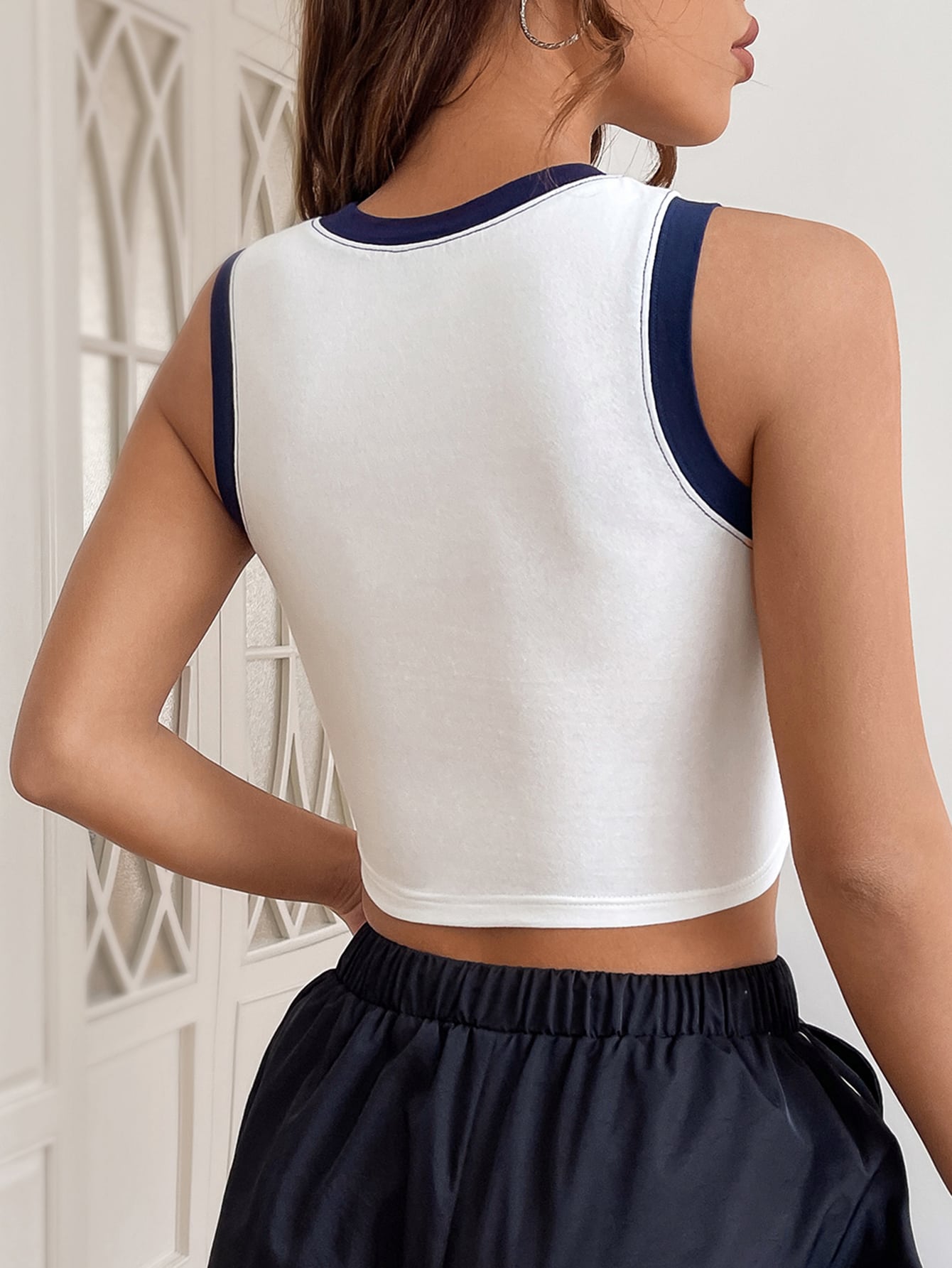 Crop Tank Top mit Buchstaben Grafik, Kontrastsaum