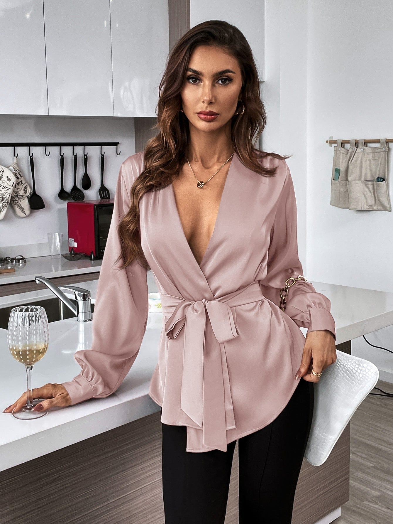 Bluse mit Gürtel, asymmetrischem Saum