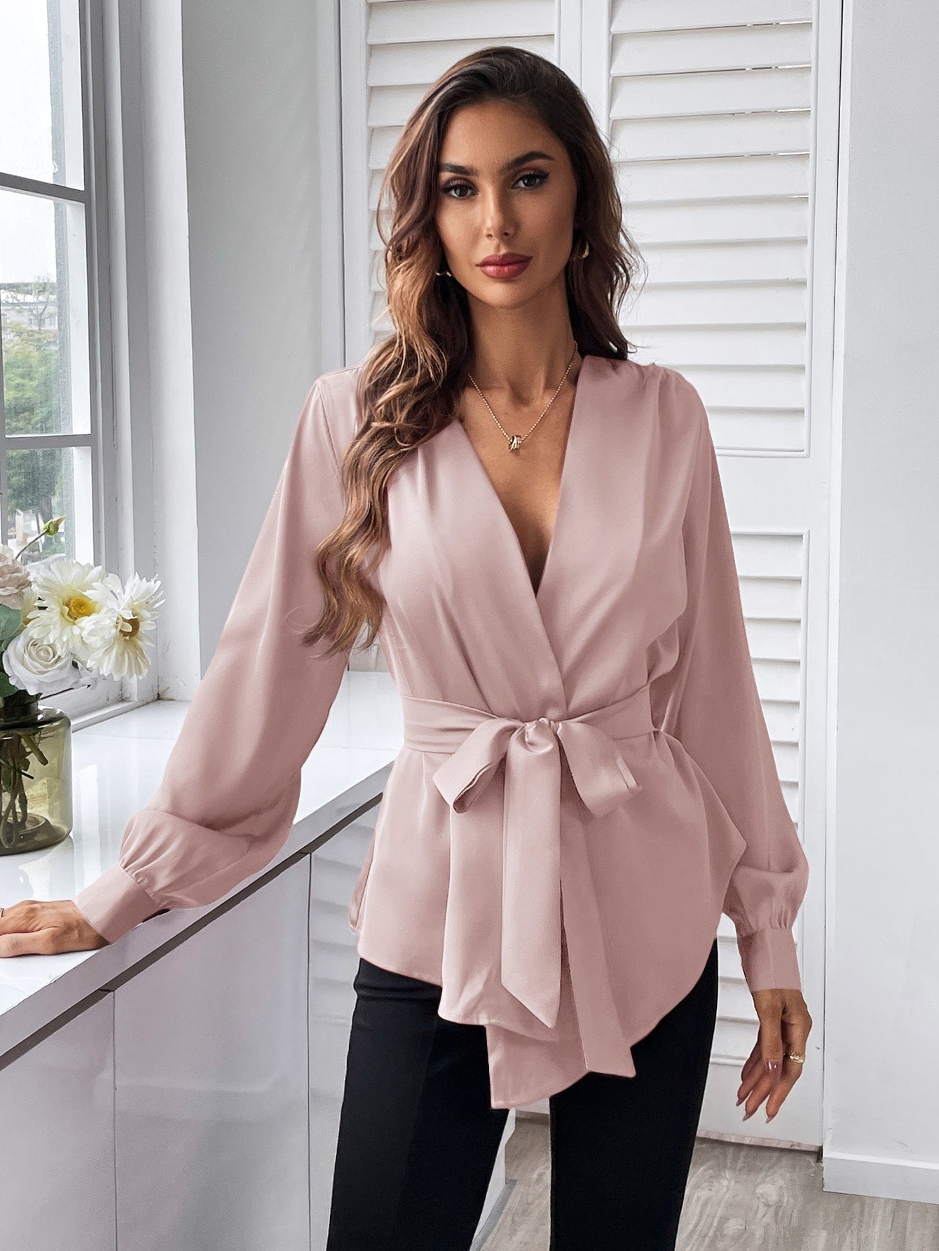 Bluse mit Gürtel, asymmetrischem Saum