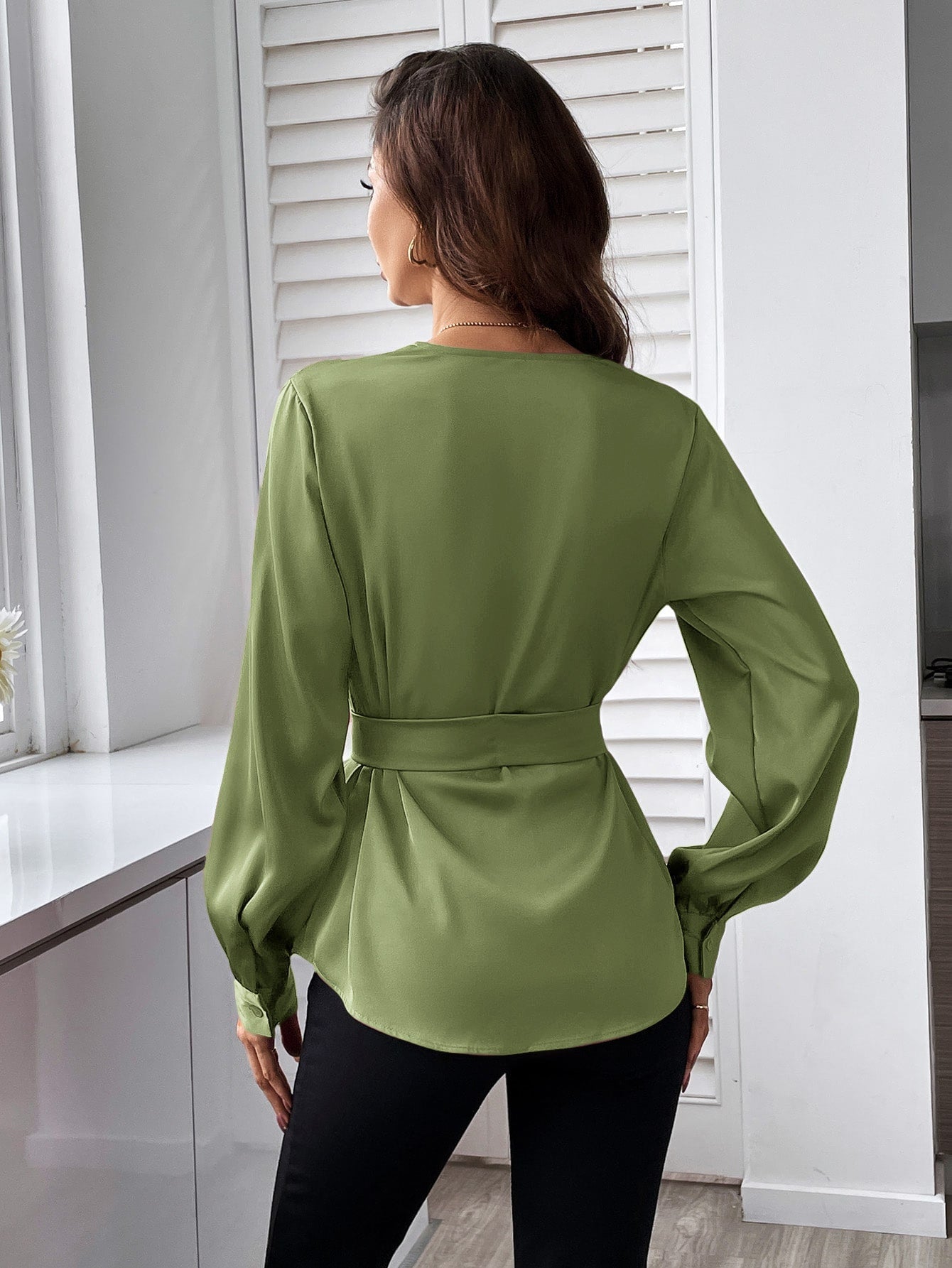 Bluse mit Gürtel, asymmetrischem Saum