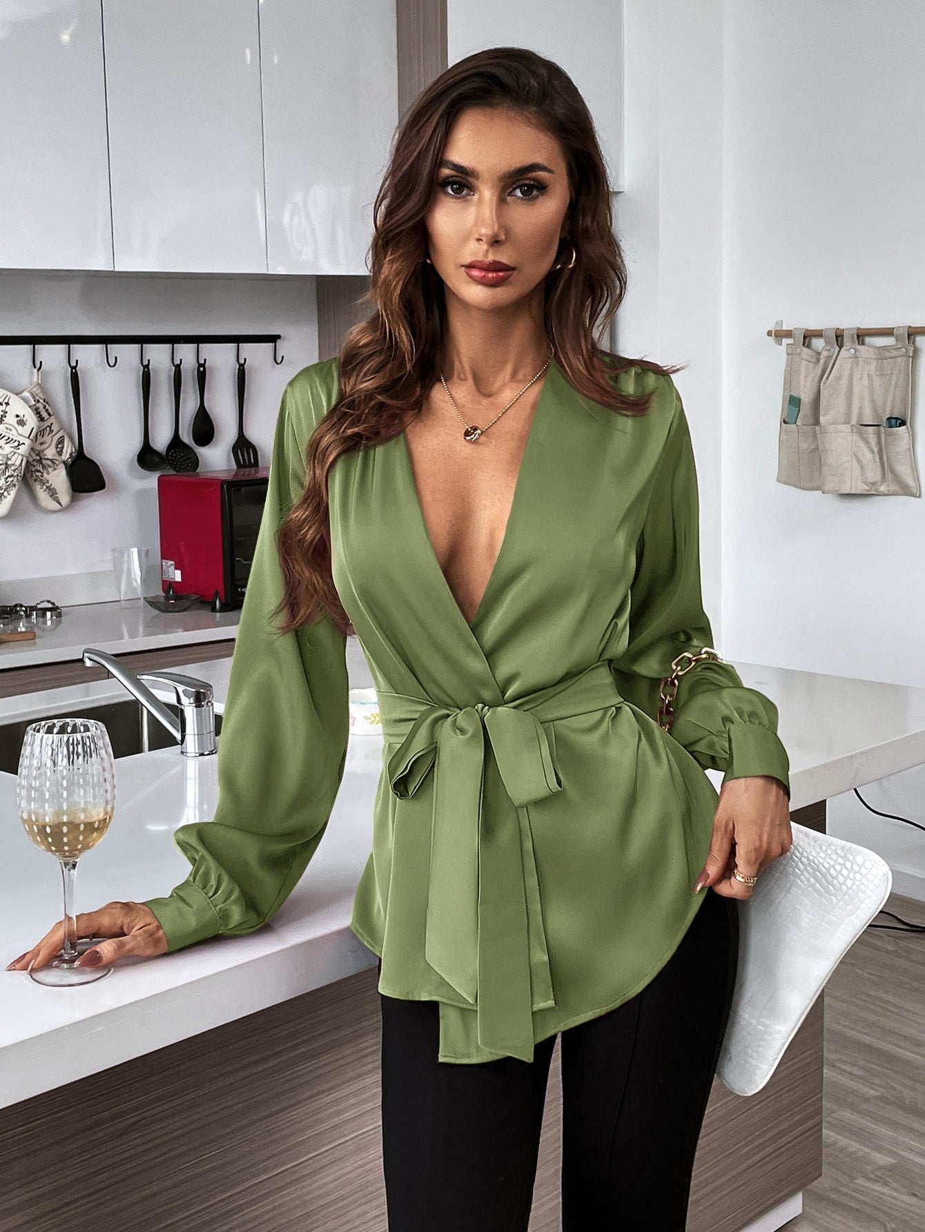 Bluse mit Gürtel, asymmetrischem Saum