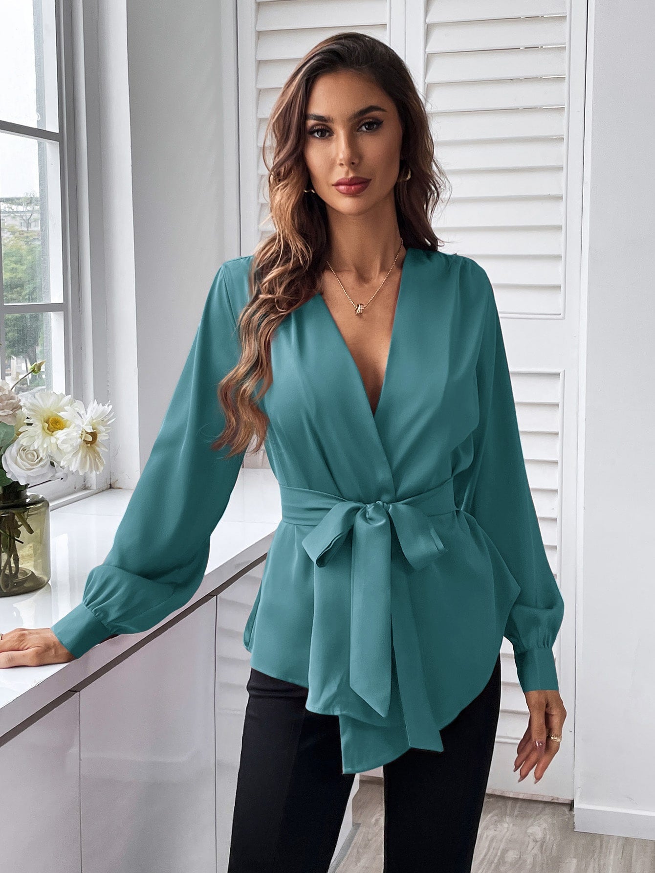 Bluse mit Gürtel, asymmetrischem Saum