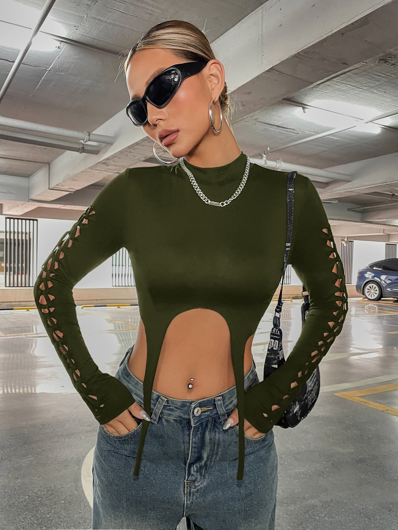 Crop Top mit Ausschnitt, Strumpfband, Detail