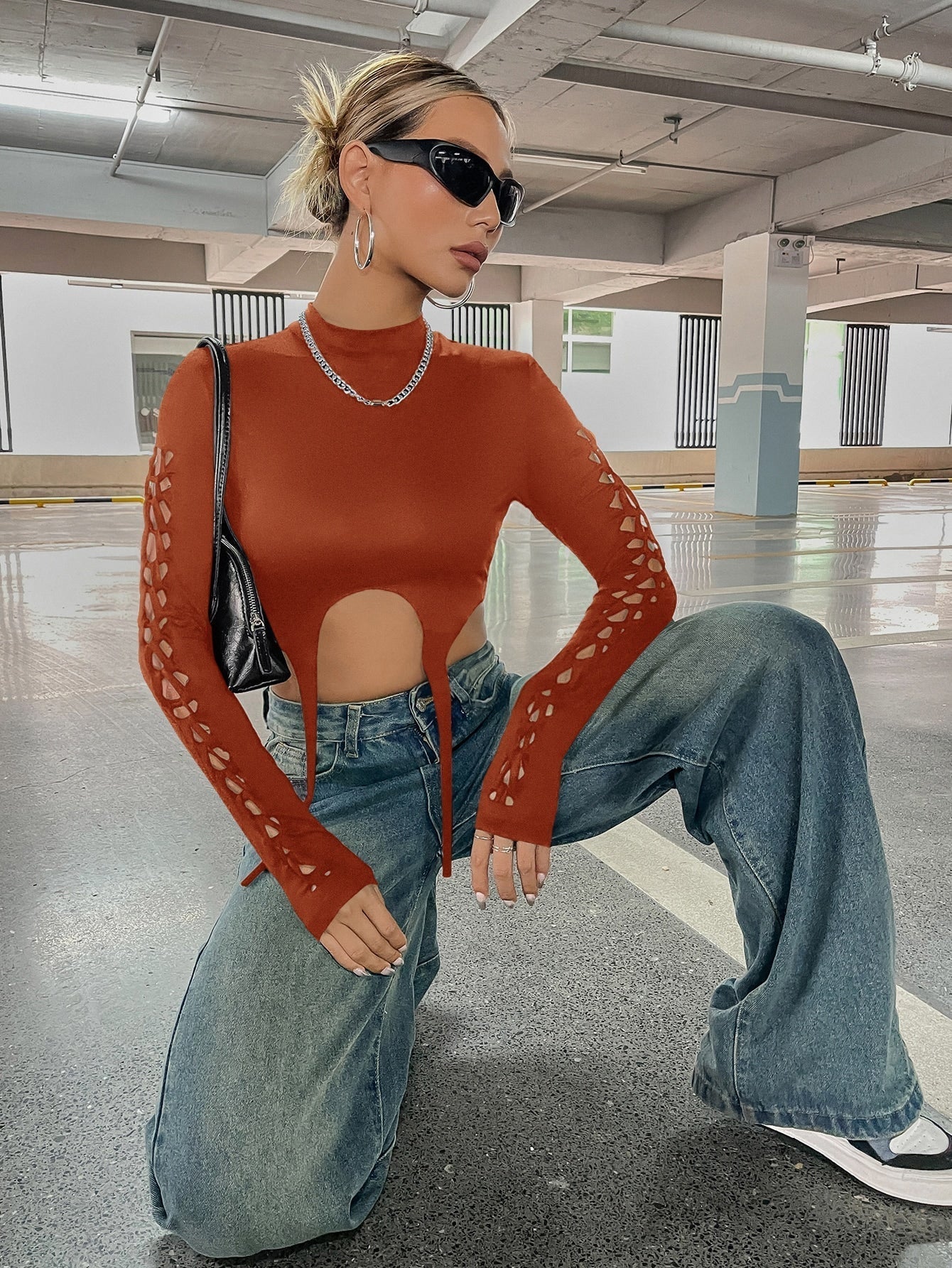 Crop Top mit Ausschnitt, Strumpfband, Detail